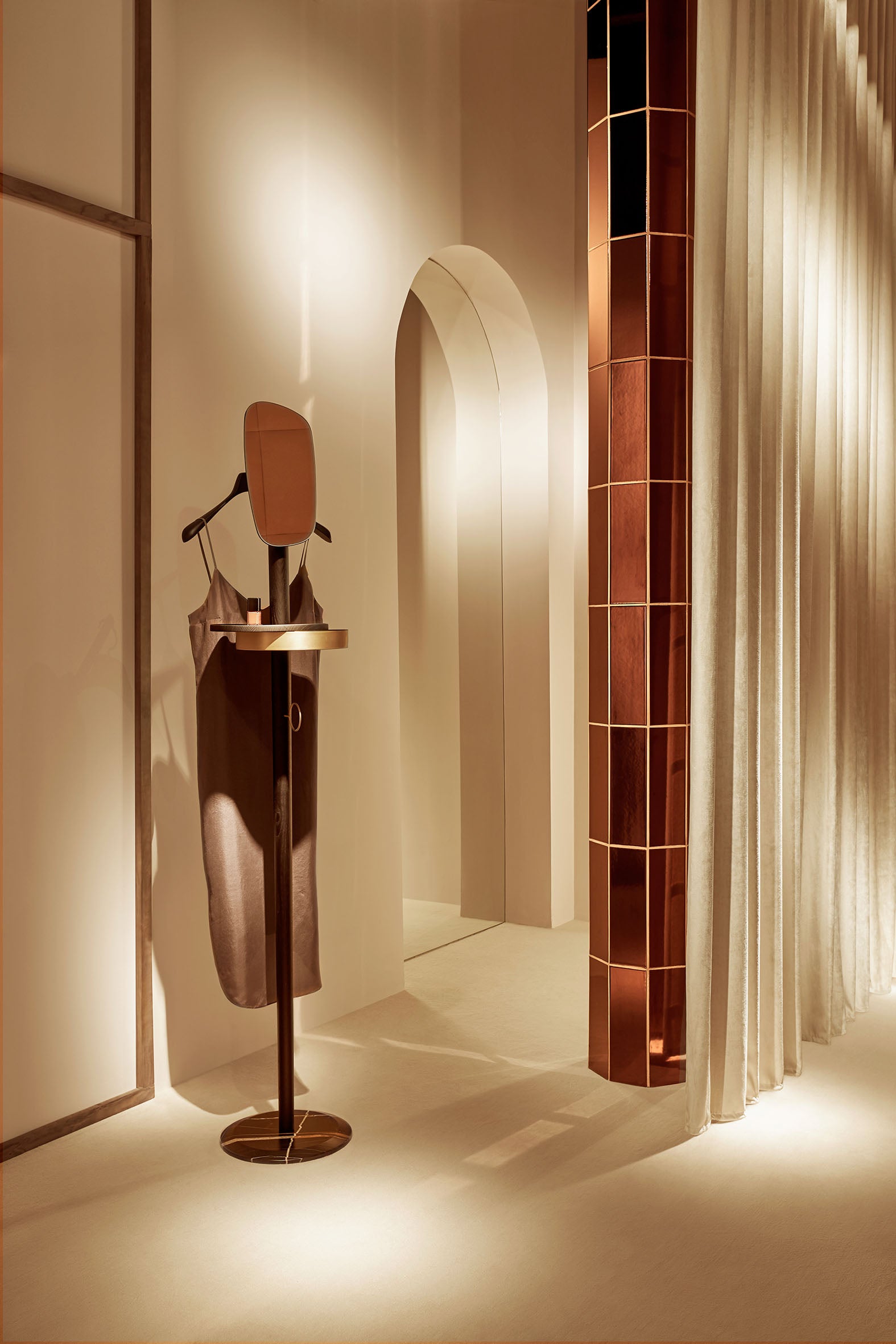 Garderobe mit Spiegel GALAN W aus Nussbaumholz mit braunem Marmor und messingfarbener Veredelung