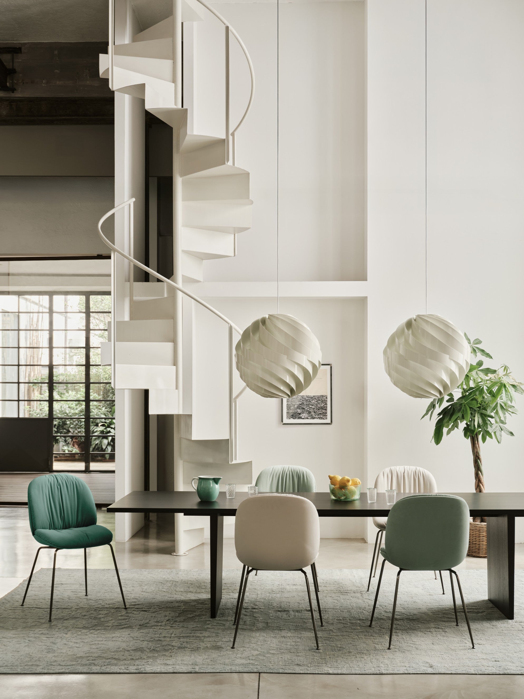 Stuhl BEETLE SOFT gepolstert mit messingfarbener Basis