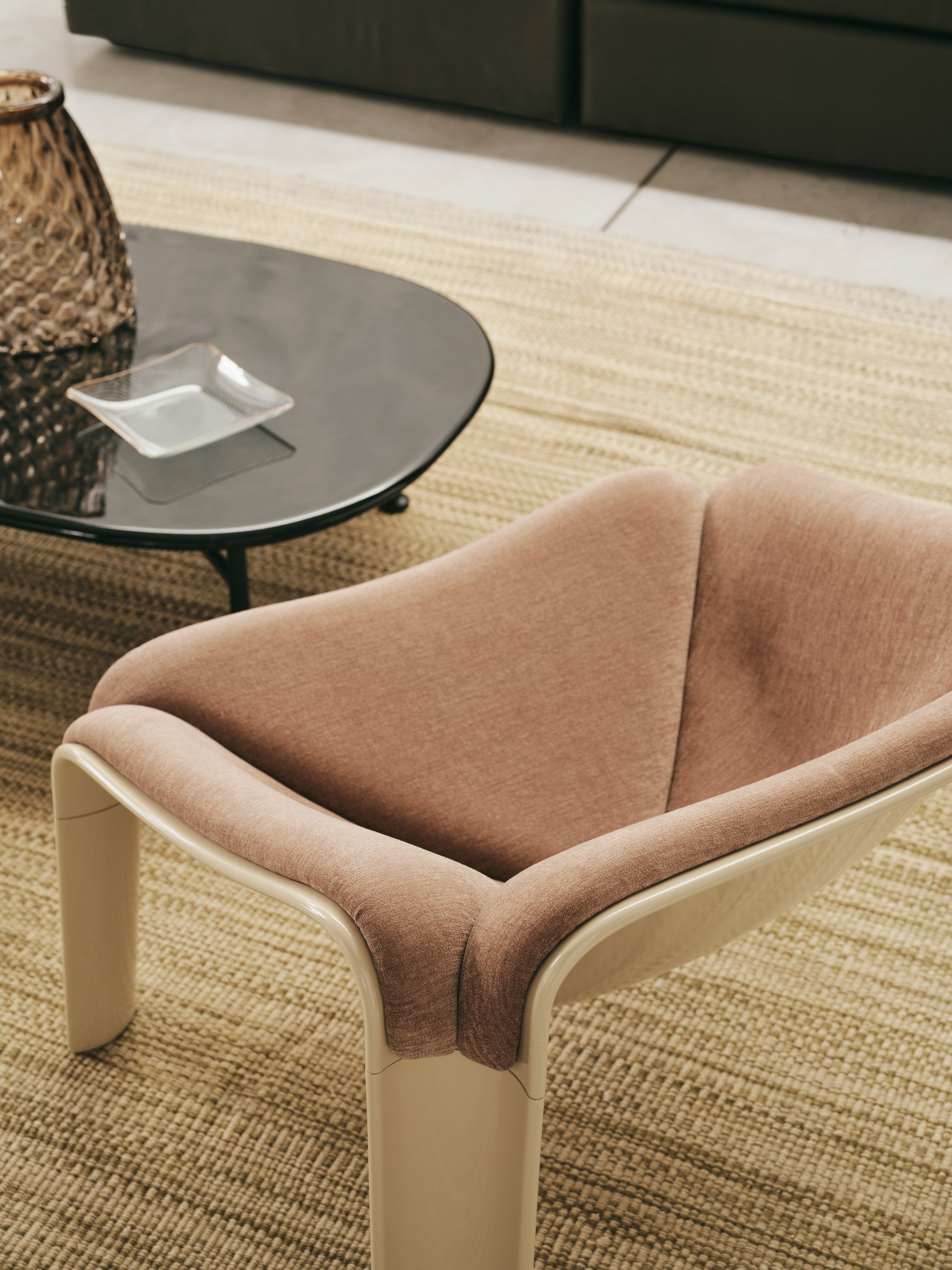 F300 Armchair in Cognac with White Base
