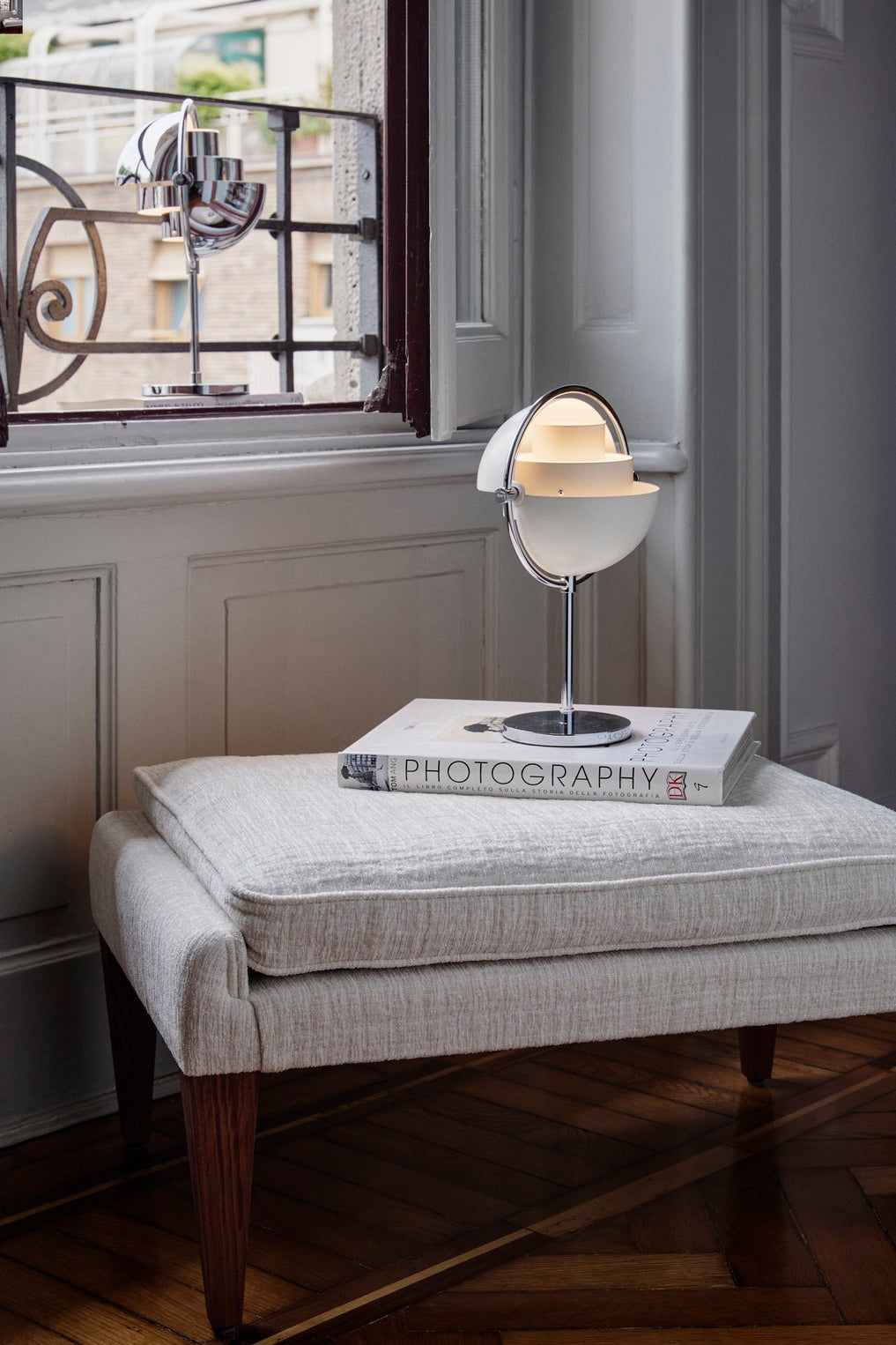 Puf V11 upholstered with a walnut base