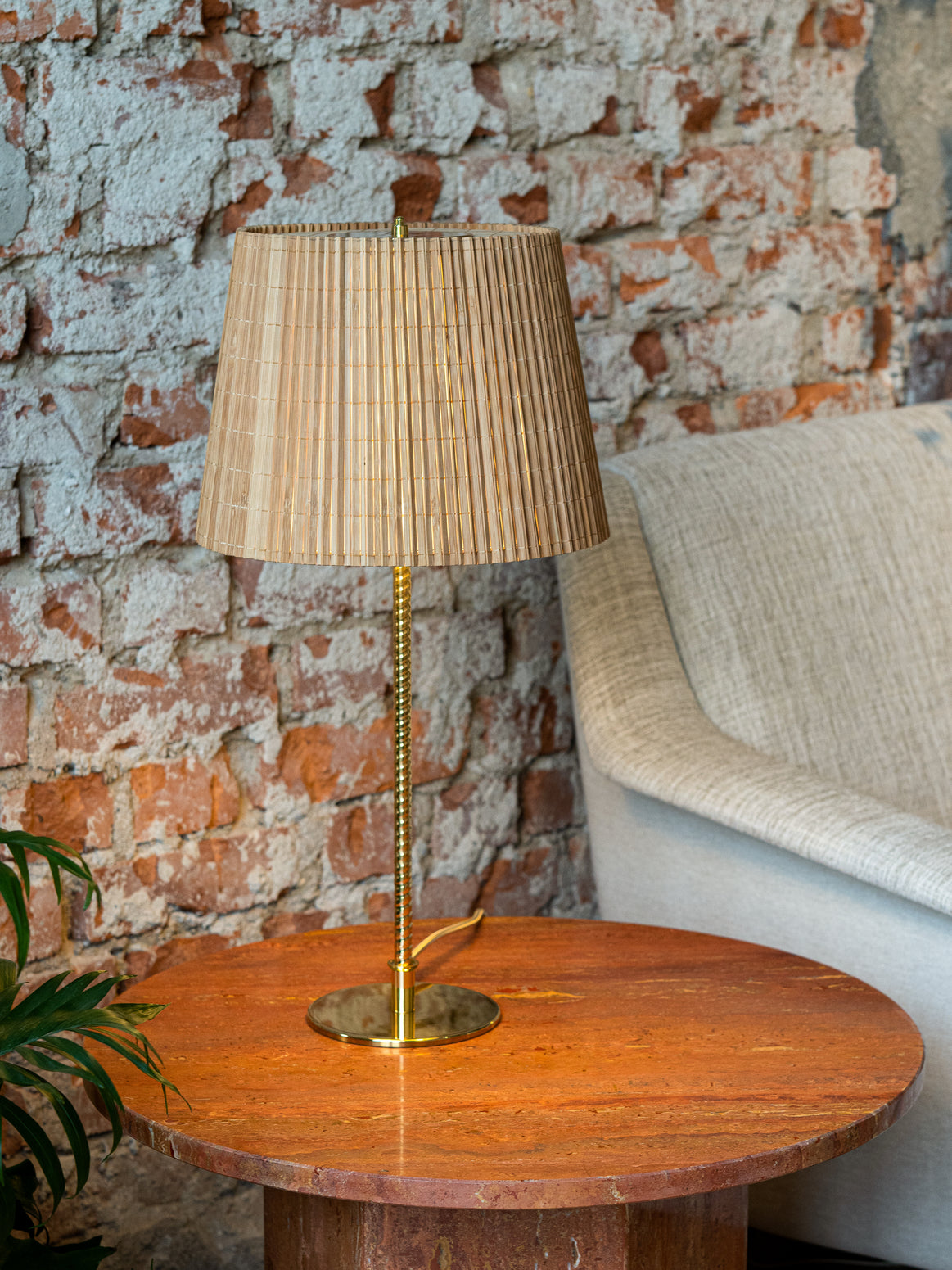 Tischlampe 9205 mit Bambusschirm und goldenem Fuß