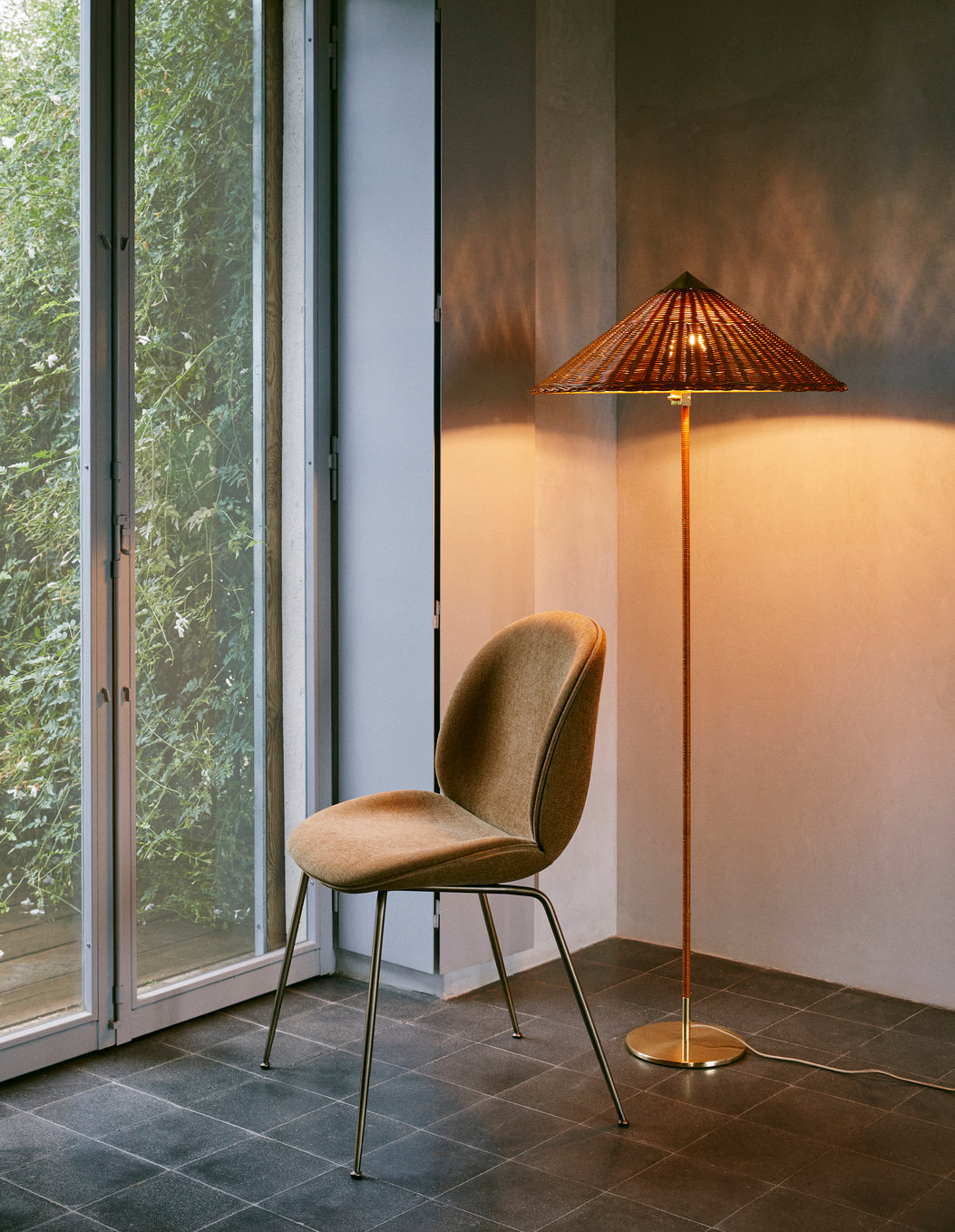 Floor lamp 9602 brass with wicker shade
