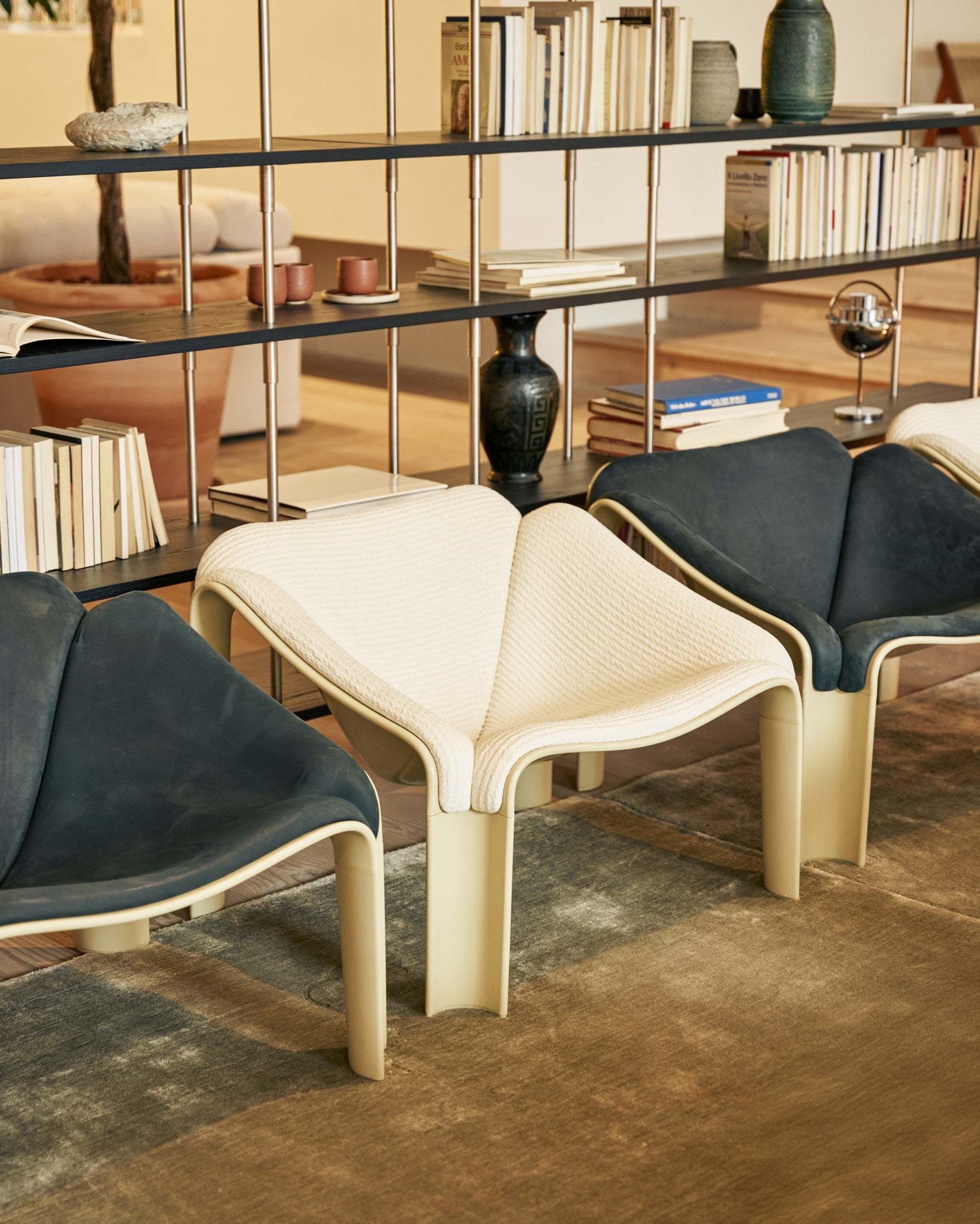 Sessel F300 in marineblauem Leder mit cremefarbenem Gestell