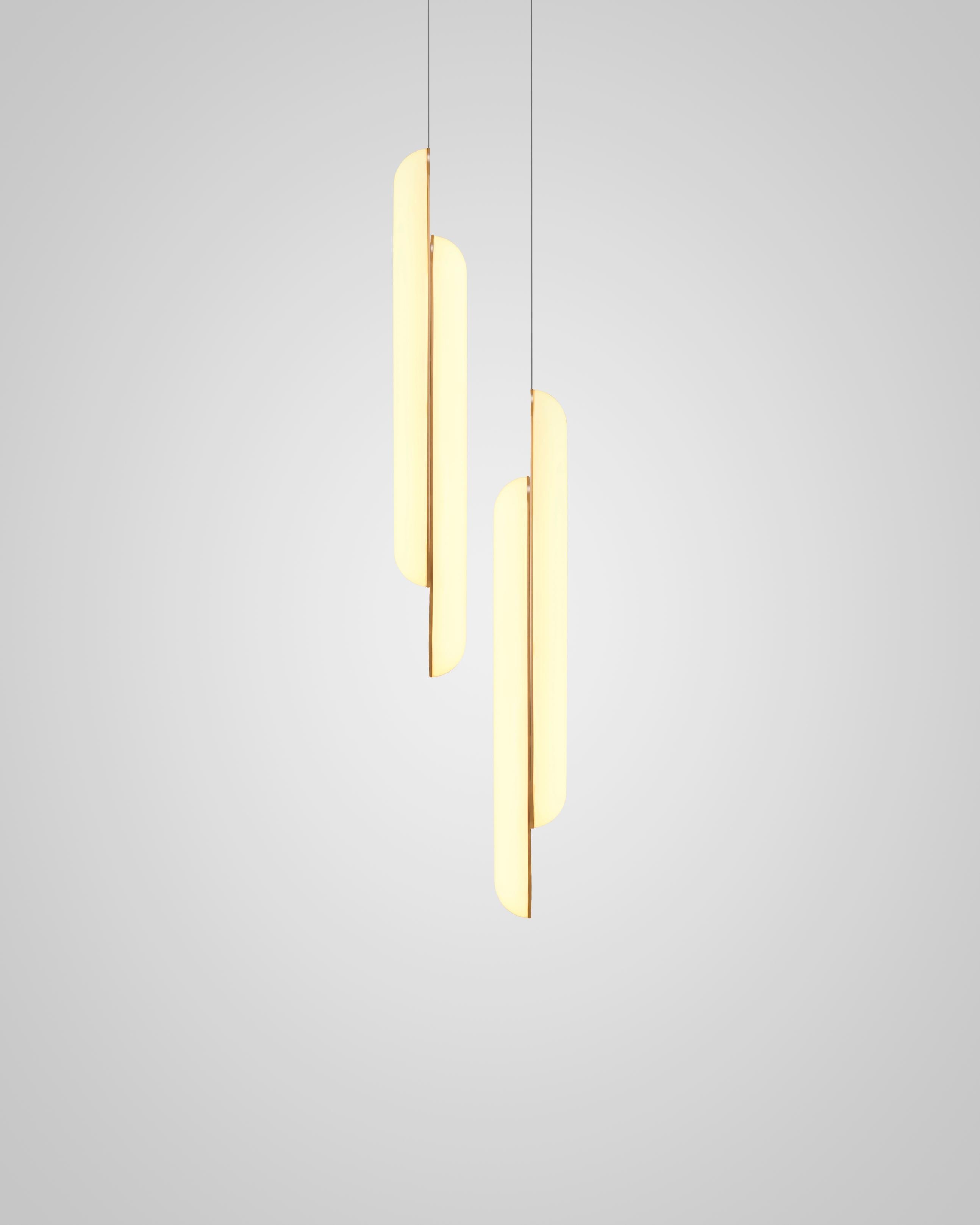 Hängelampe GEMINI mit opalisiertem Schirm und Messingdetails