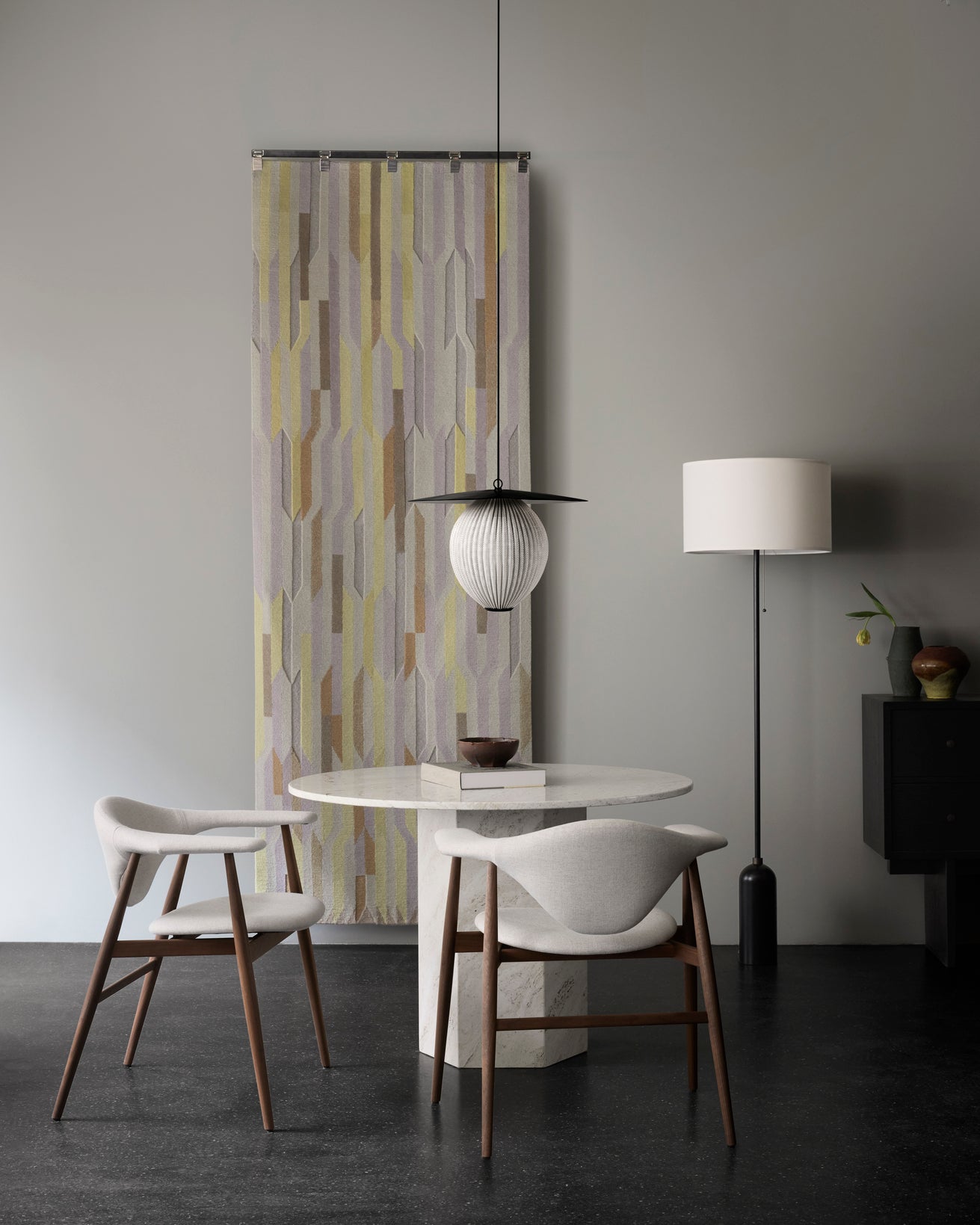 GRAVITY black floor lamp