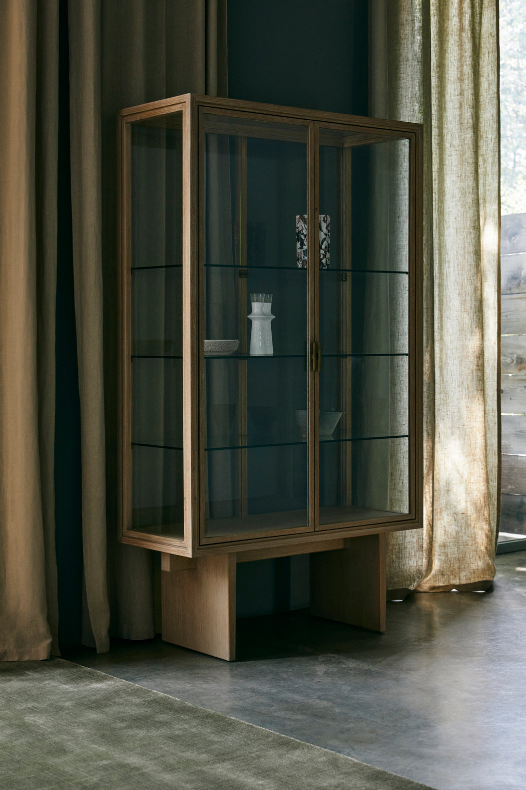 Glass display cabinet PRIVATE oak veneer