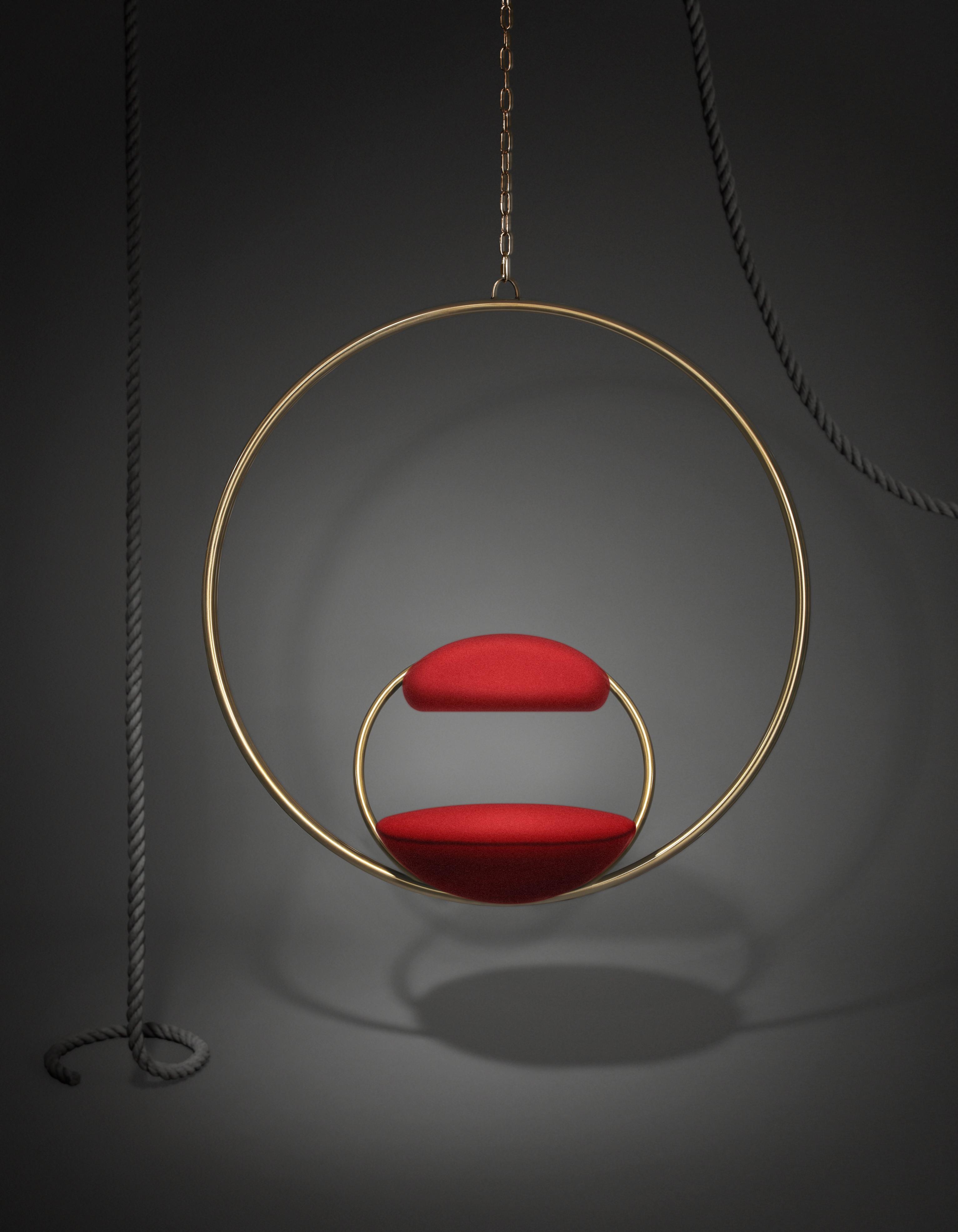 Krzesło wiszące HANGING HOOP czerwone z mosiężnym wykończeniem