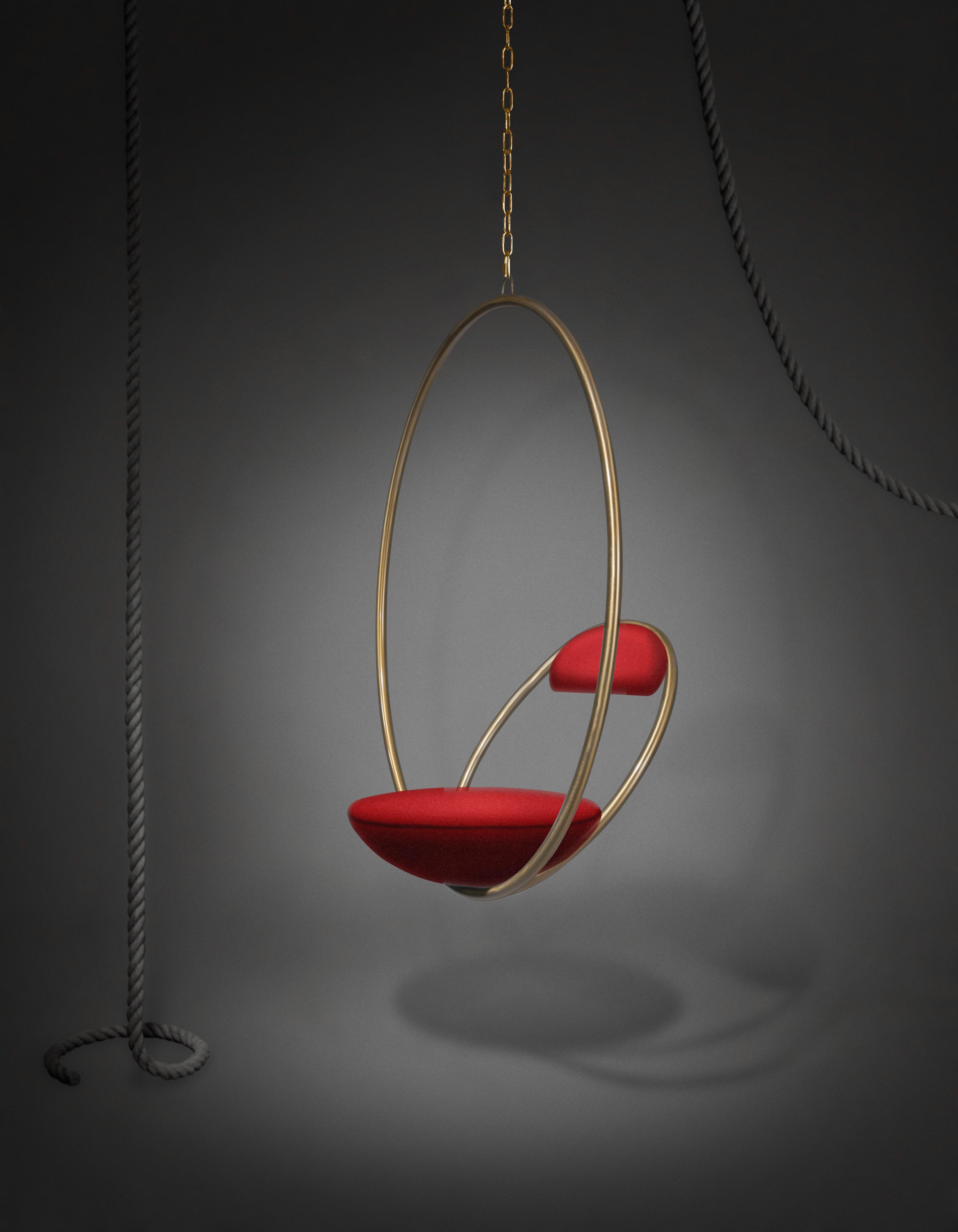 Krzesło wiszące HANGING HOOP czerwone z mosiężnym wykończeniem