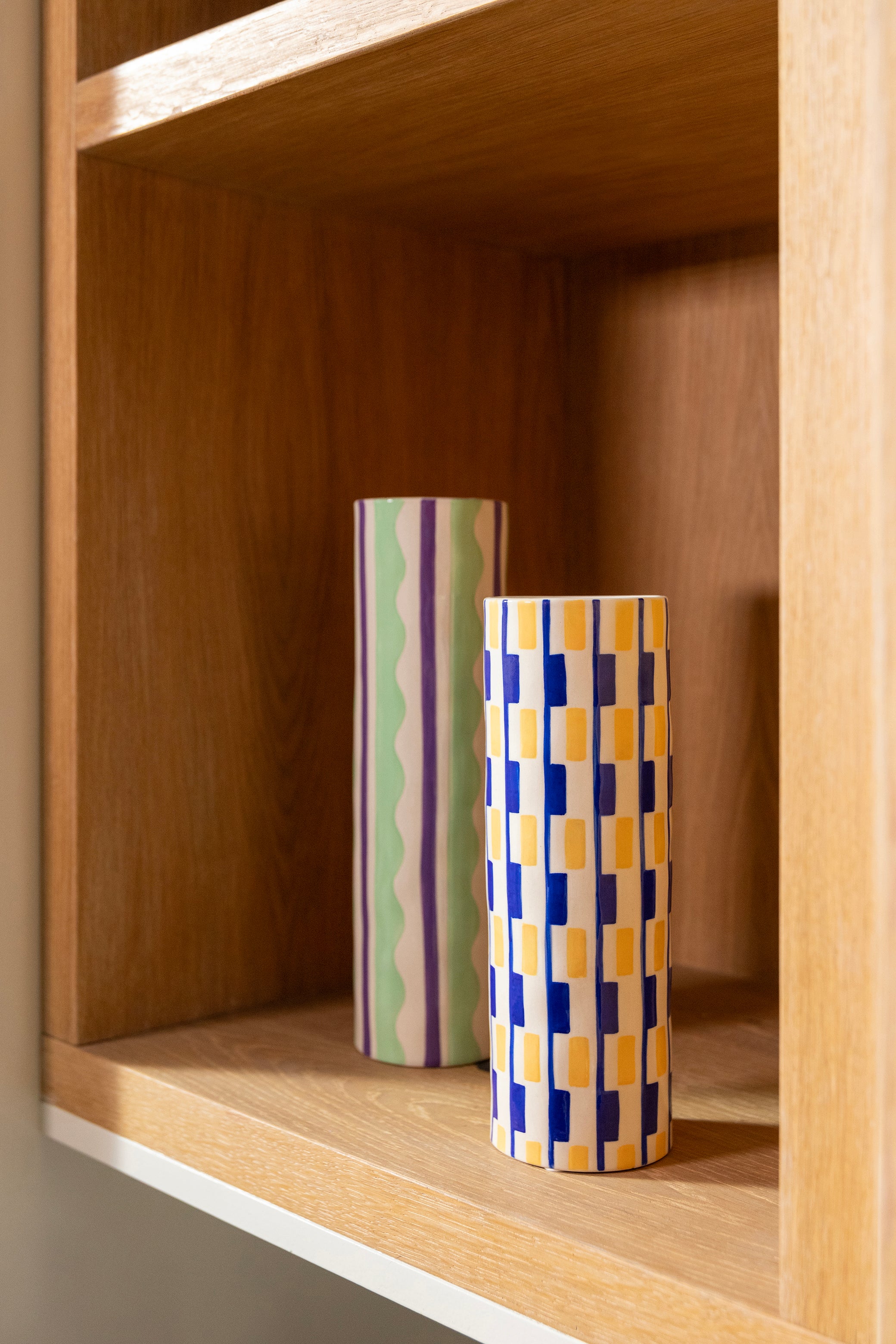 Vase CLASH WIGGLE weiß mit grün und lila