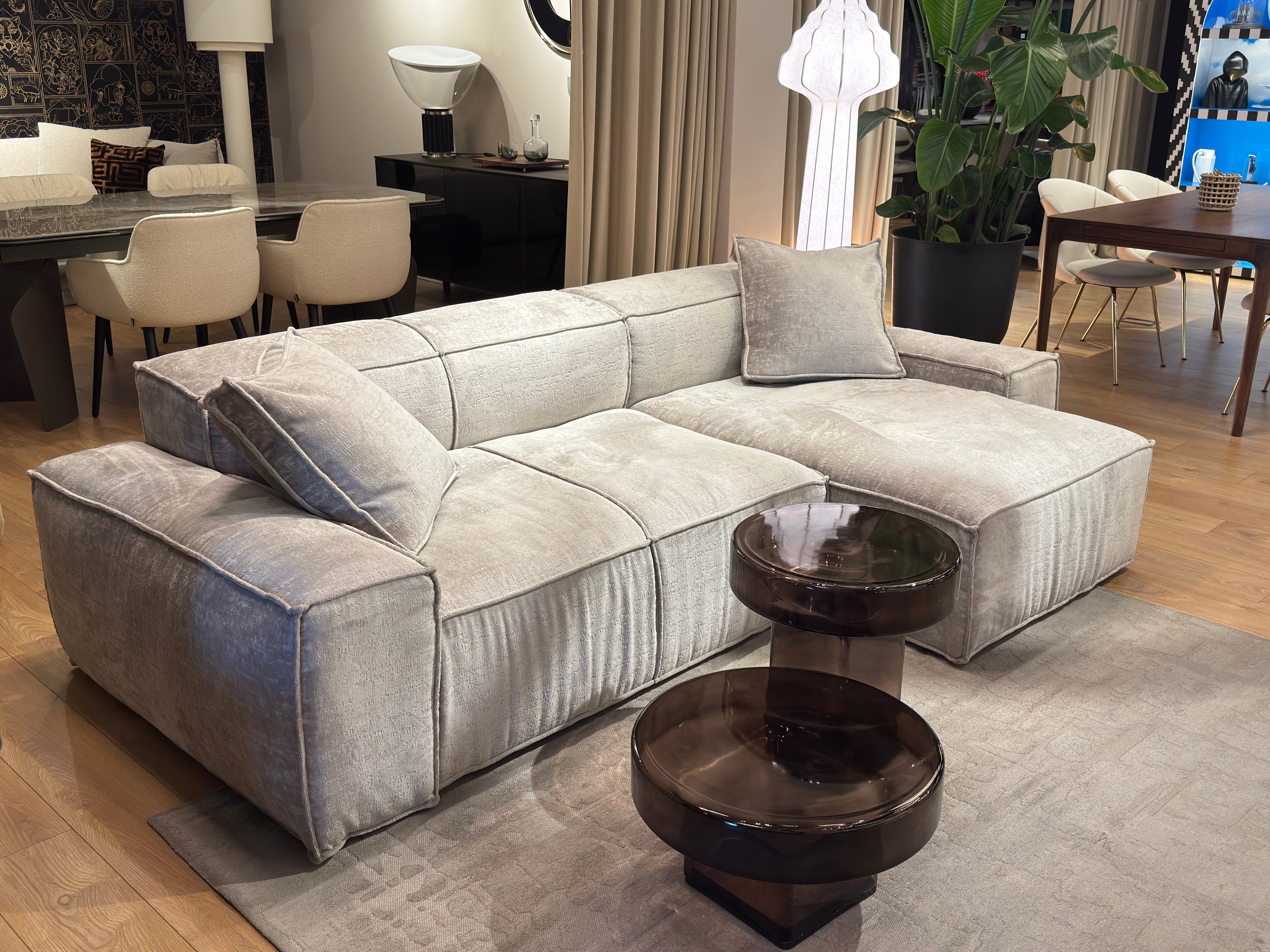 Ecksofa mit 2 Kissen in Grau aus Smeraldo-Stoff - Ausstellungsstück