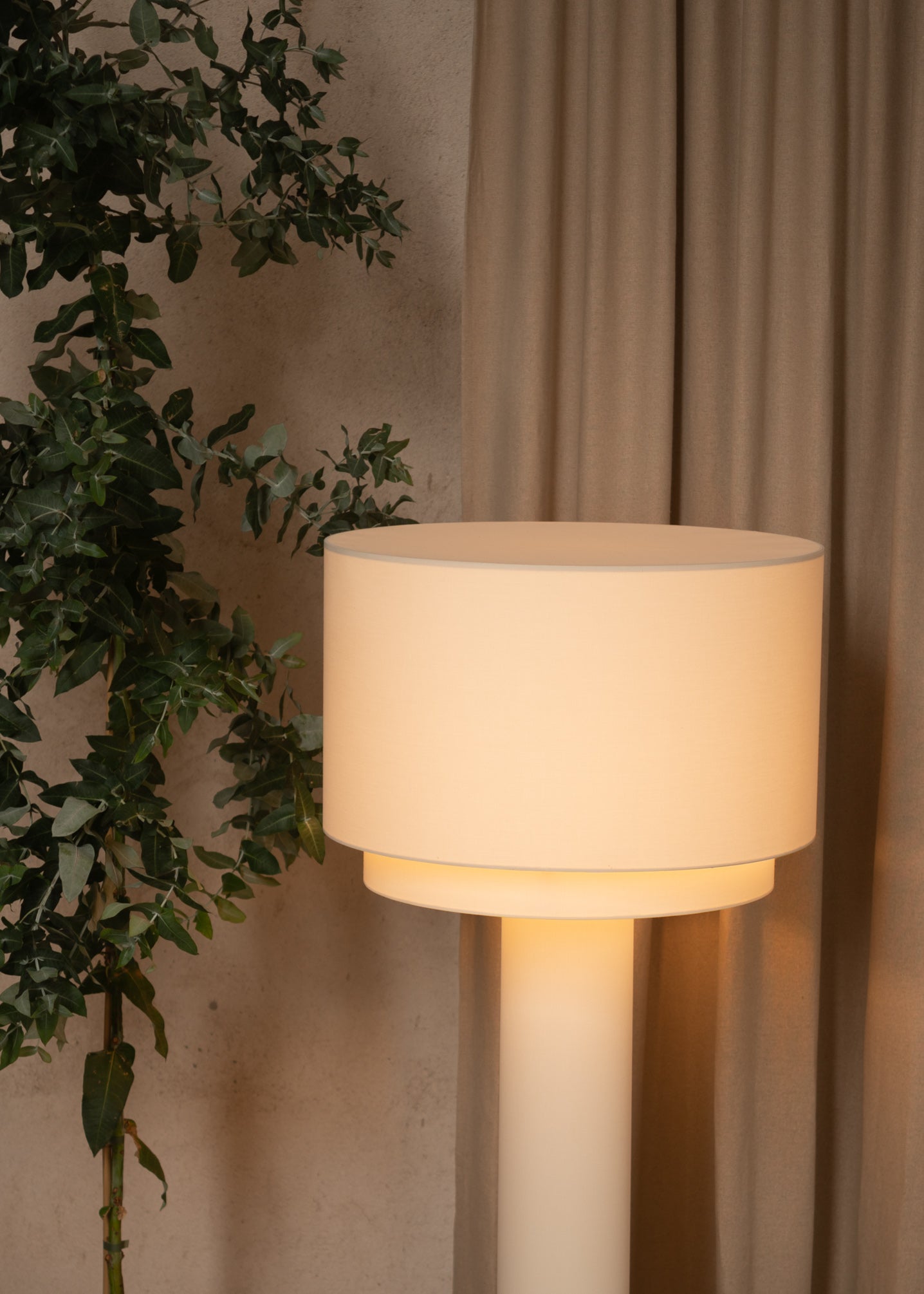 KOLUMNO Beige Floor Lamp with Black Marble