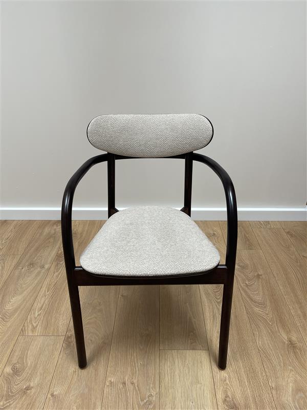 LA BENDA B-2961 armchair in light beige with a dark beech base - display model