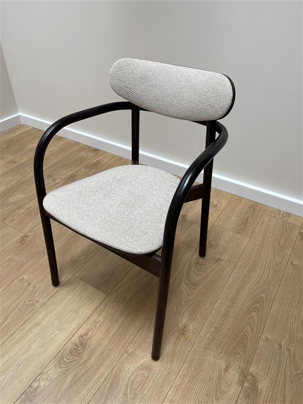LA BENDA B-2961 armchair in light beige with a dark beech base - display model