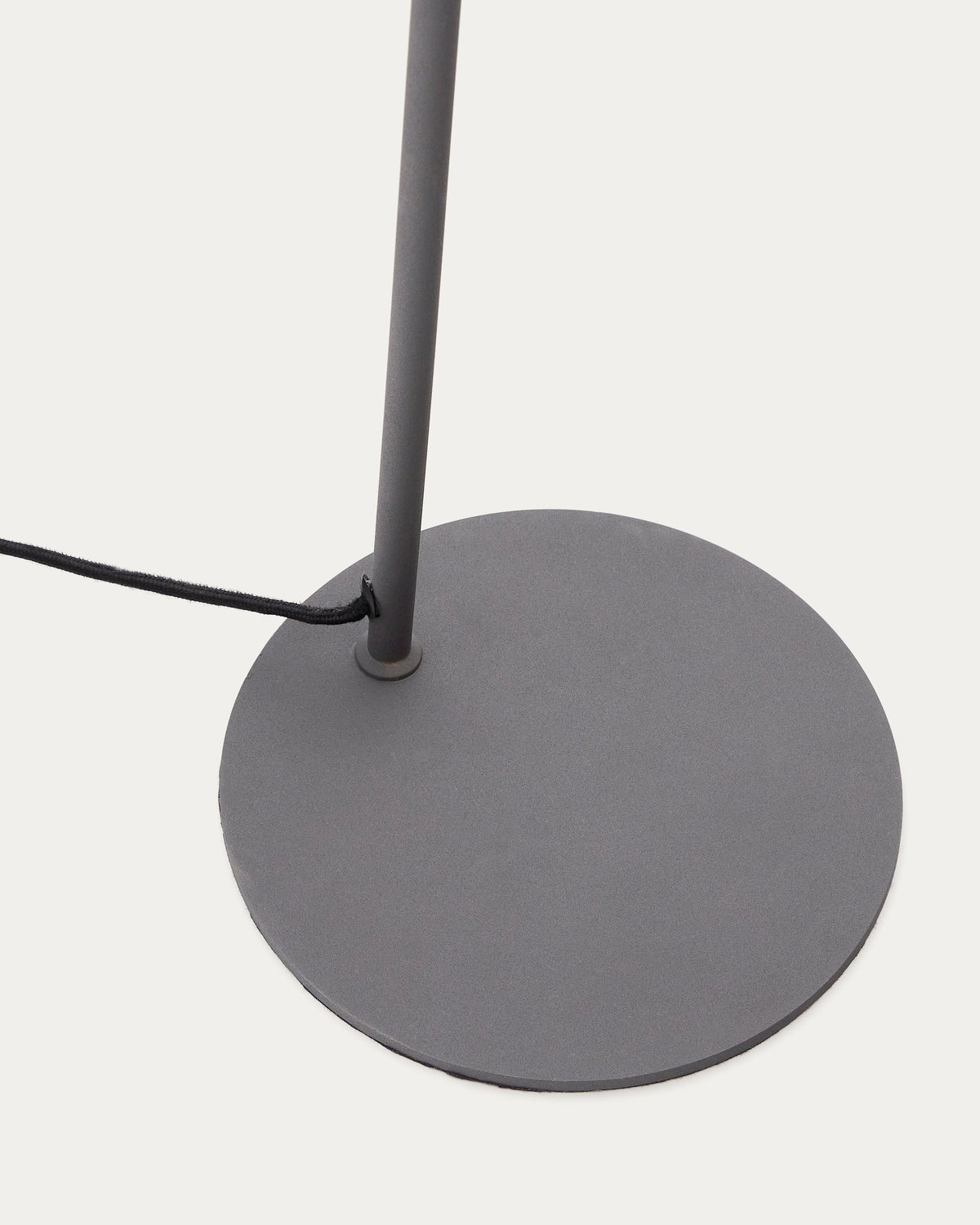 Lampa podłogowa MANIE czarny metal z efektem żeliwa – ujęcie 7