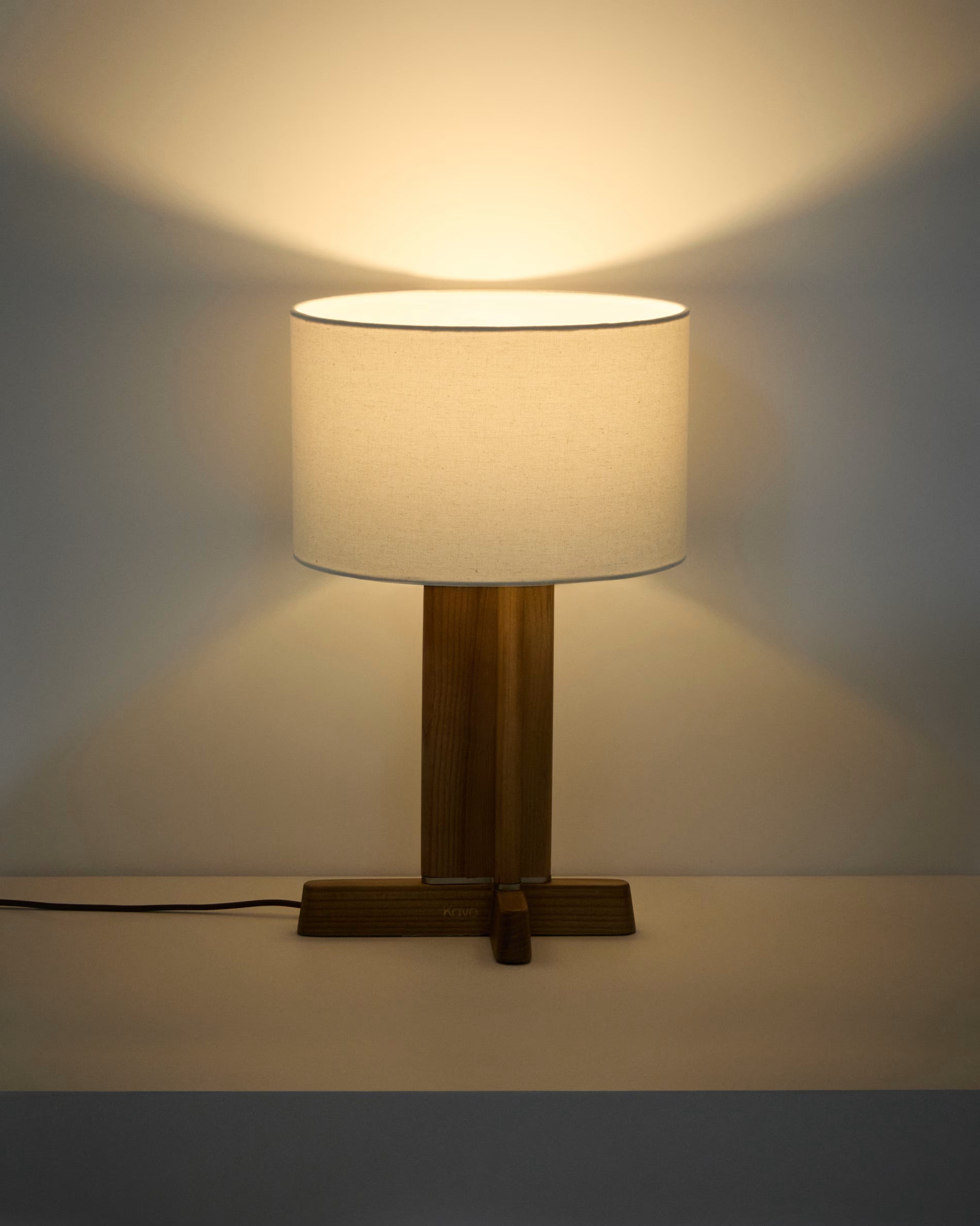 Tischlampe NIANI grau mit Holzfuß