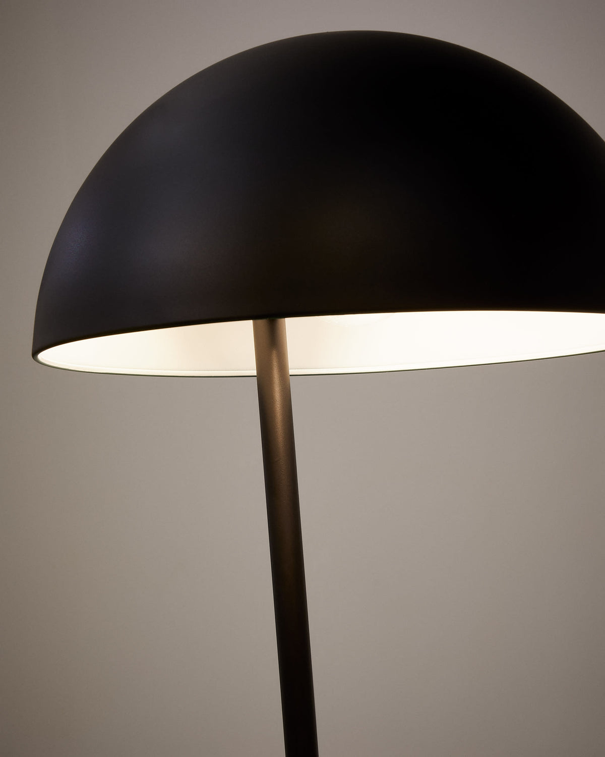 Lampa podłogowa CATLAR czarny metal z drewnem jesionowym – ujęcie 3