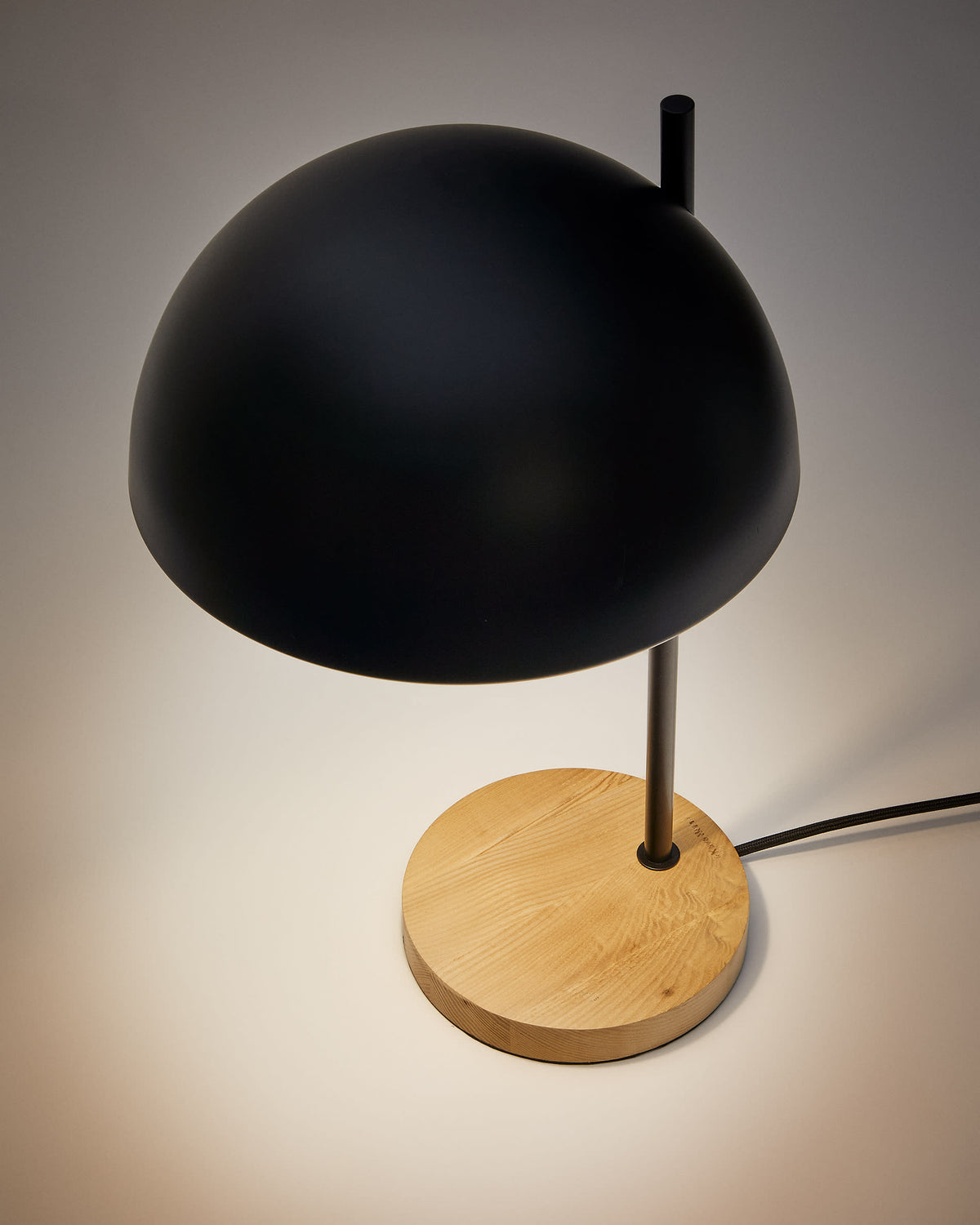 Lampa stołowa CATLAR czarny metal i drewno jesionowe – ujęcie 3
