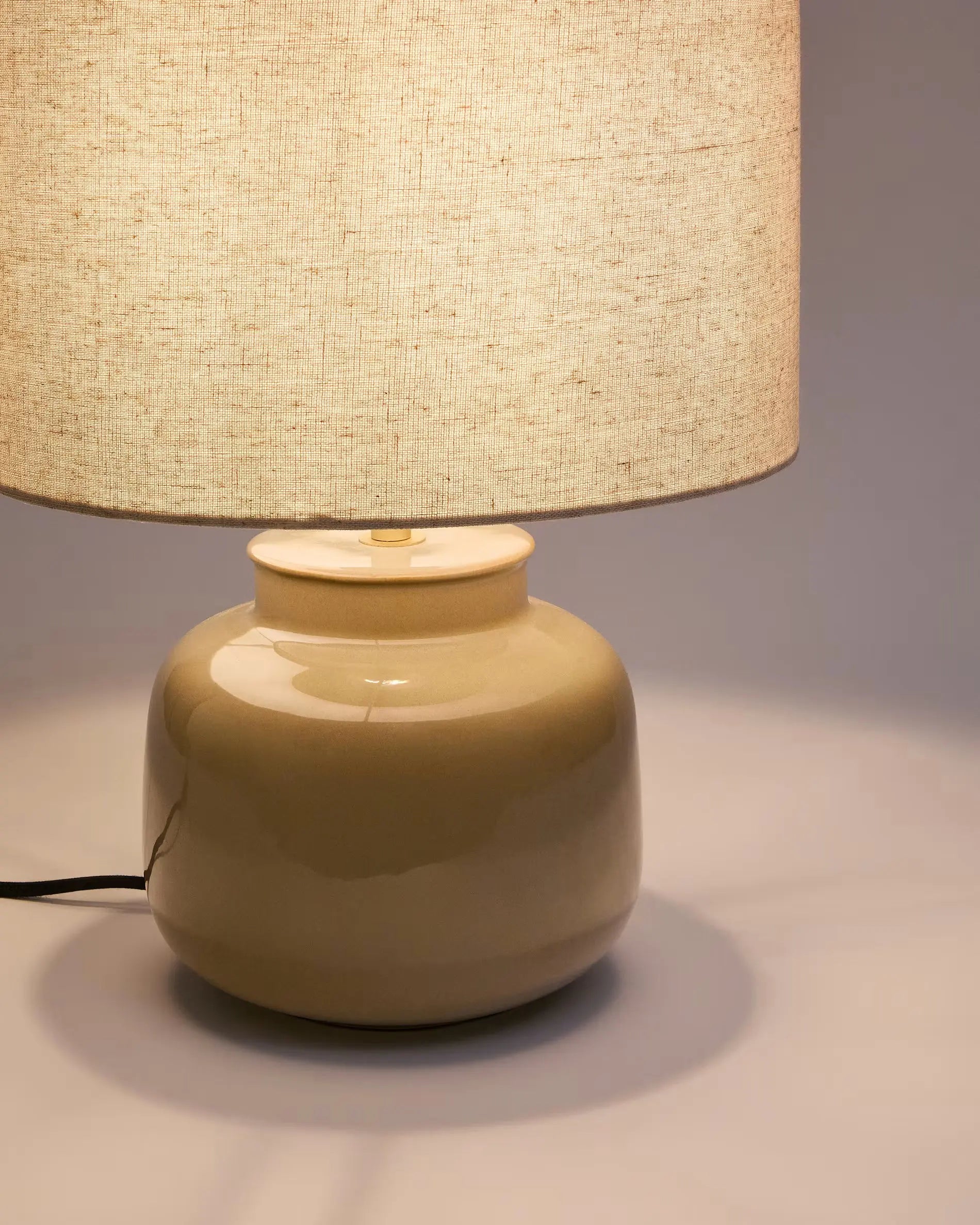 Lampa stołowa TAY beżowy klosz z zieloną podstawą – Kave Home