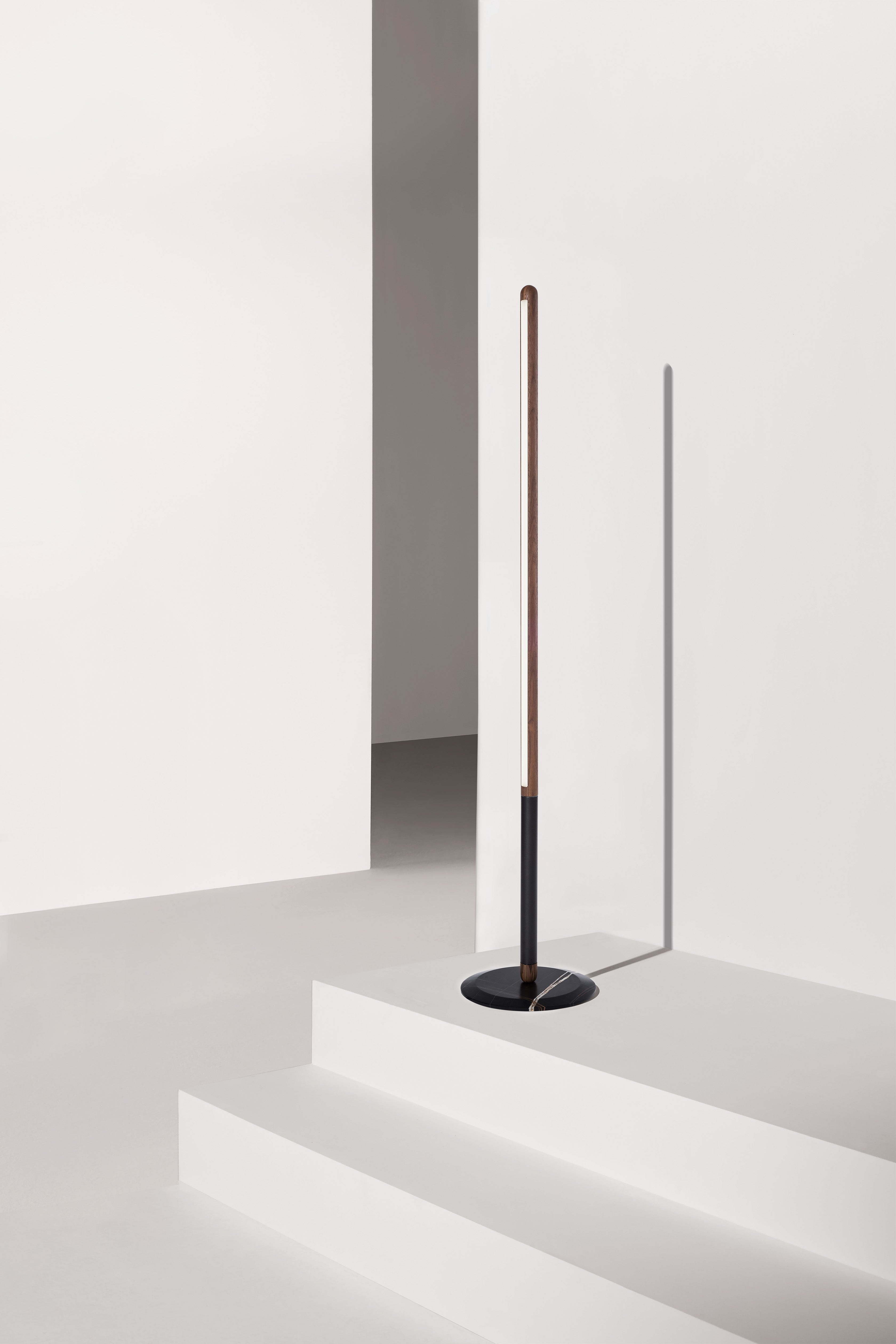 Stehlampe LINEA UNO aus Nussbaumholz mit grafitfarbener Oberfläche und Marmorsockel