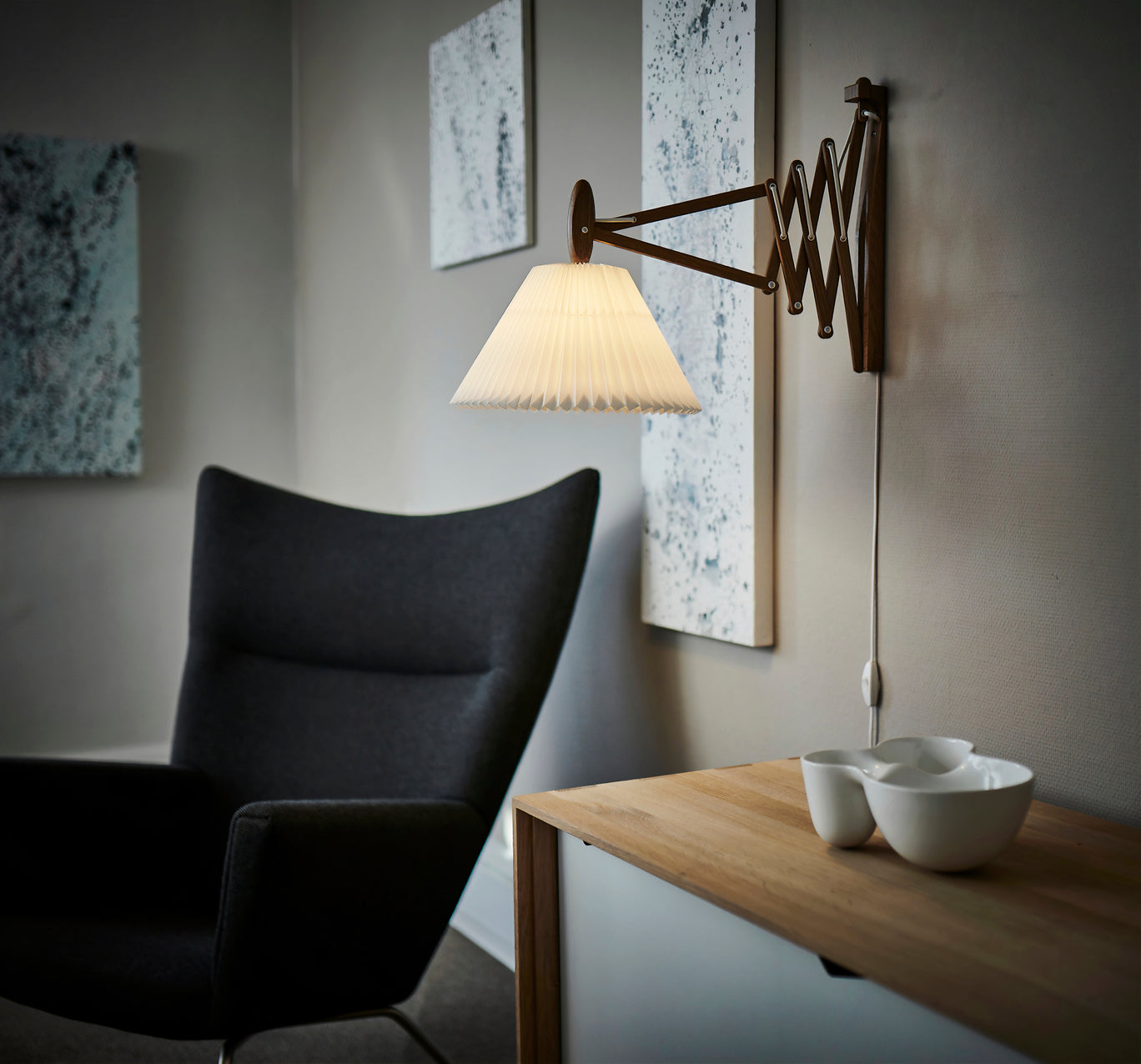 Wandleuchte MODELL 233 2/21 SAX weiß mit heller Eichenbasis