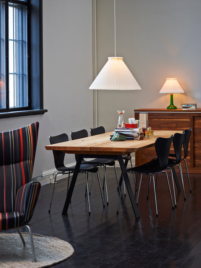 Tischlampe MODELL 343 weiß mit grünem Fuß