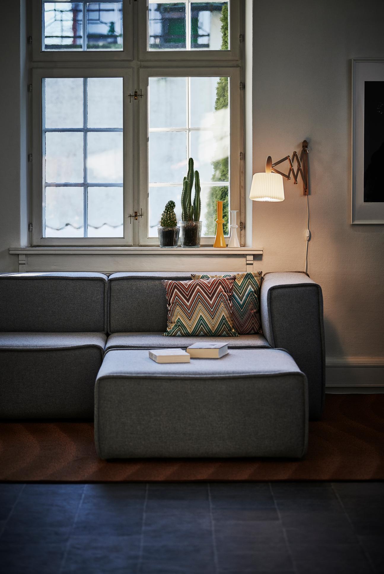 Wall lamp MODEL 233 120 SAX white with dark oak base