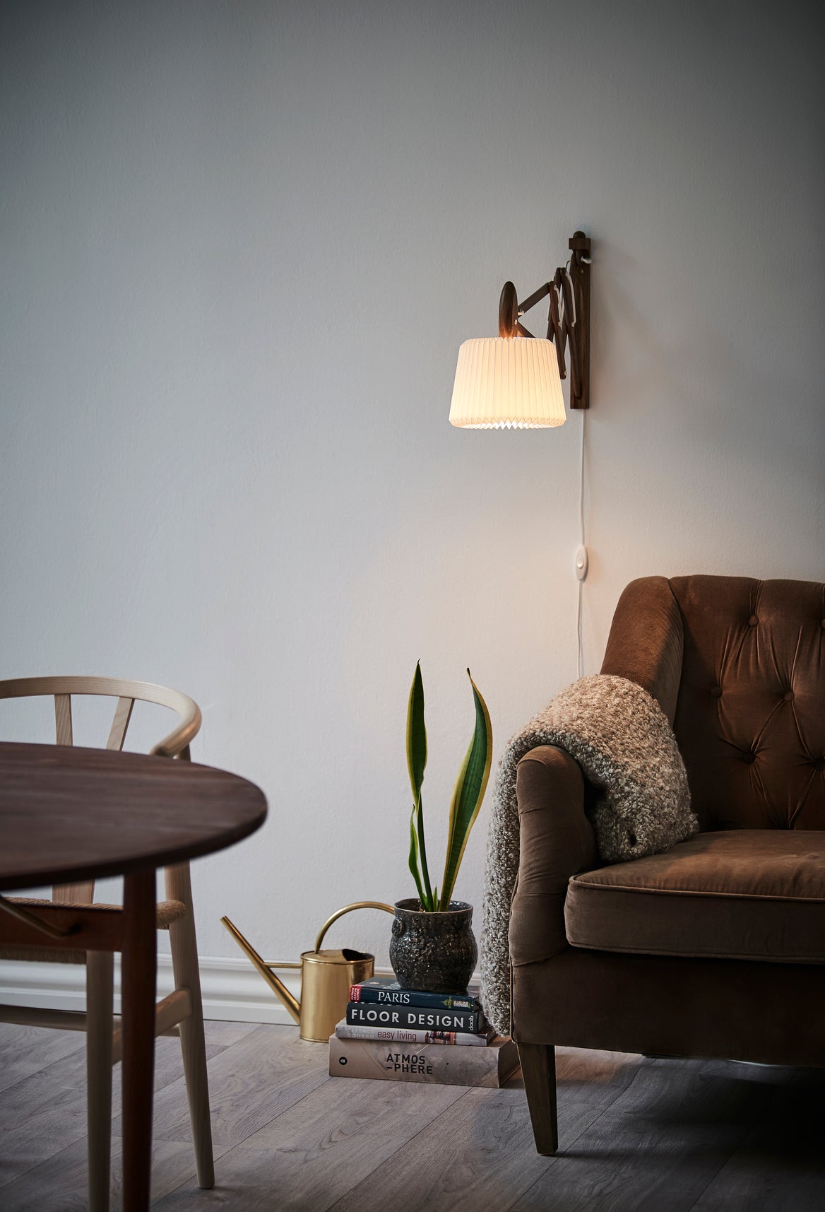 Wall lamp MODEL 233 120 SAX white with dark oak base