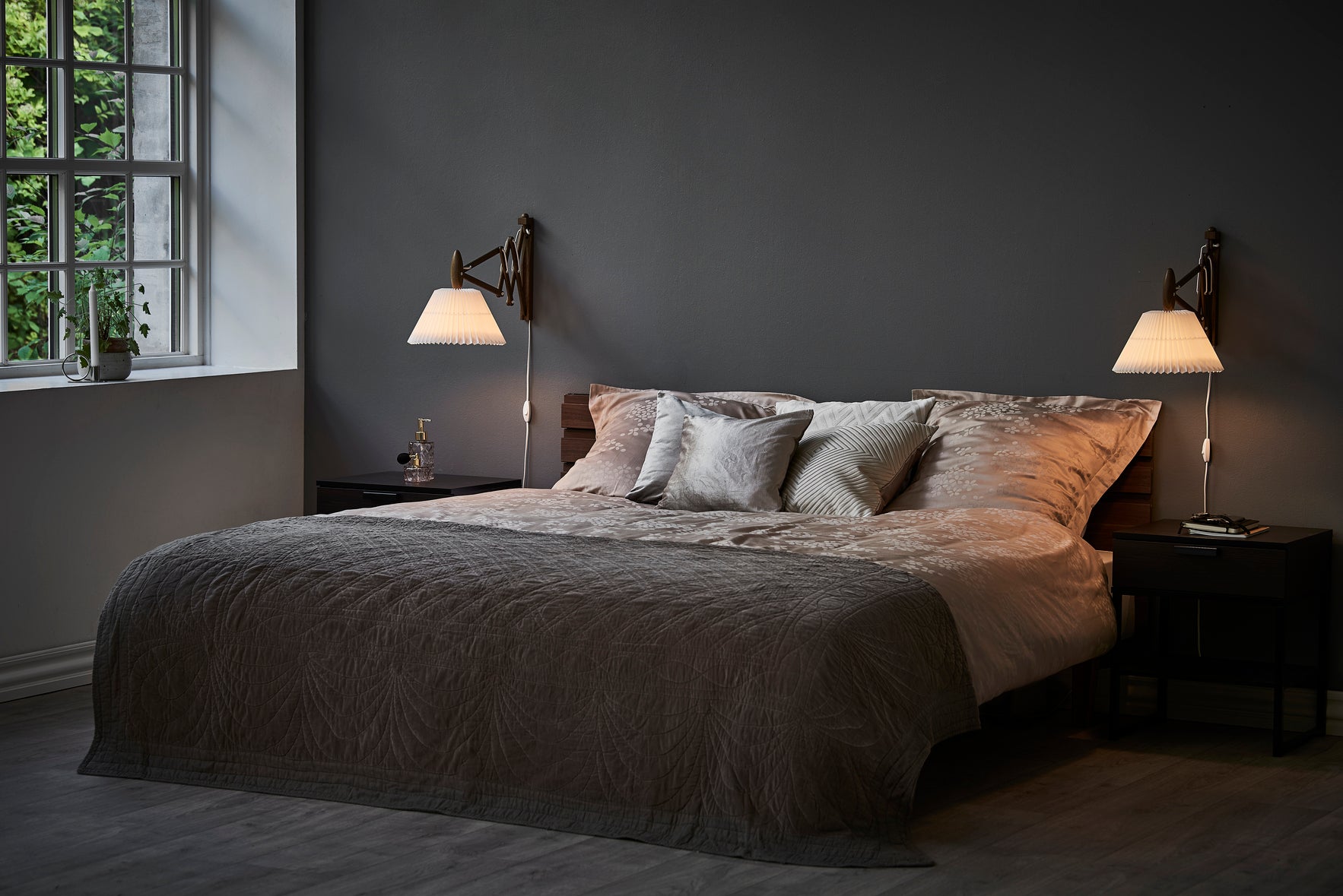 Wandleuchte MODELL 223 2/17 SAX weiß mit dunklem Eichenfuß