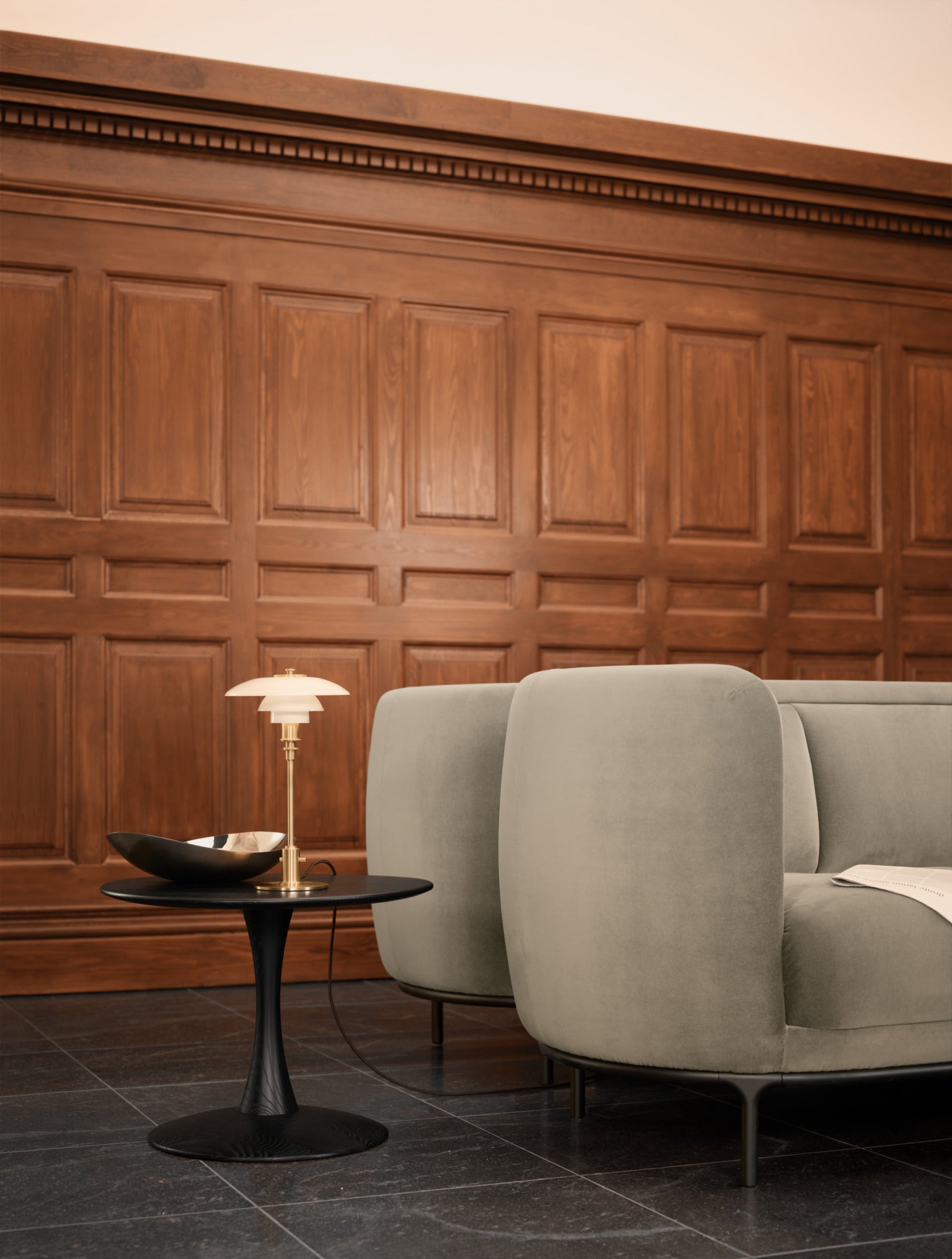 Tischlampe PH 2/1 weiß mit messingfarbenem Fuß