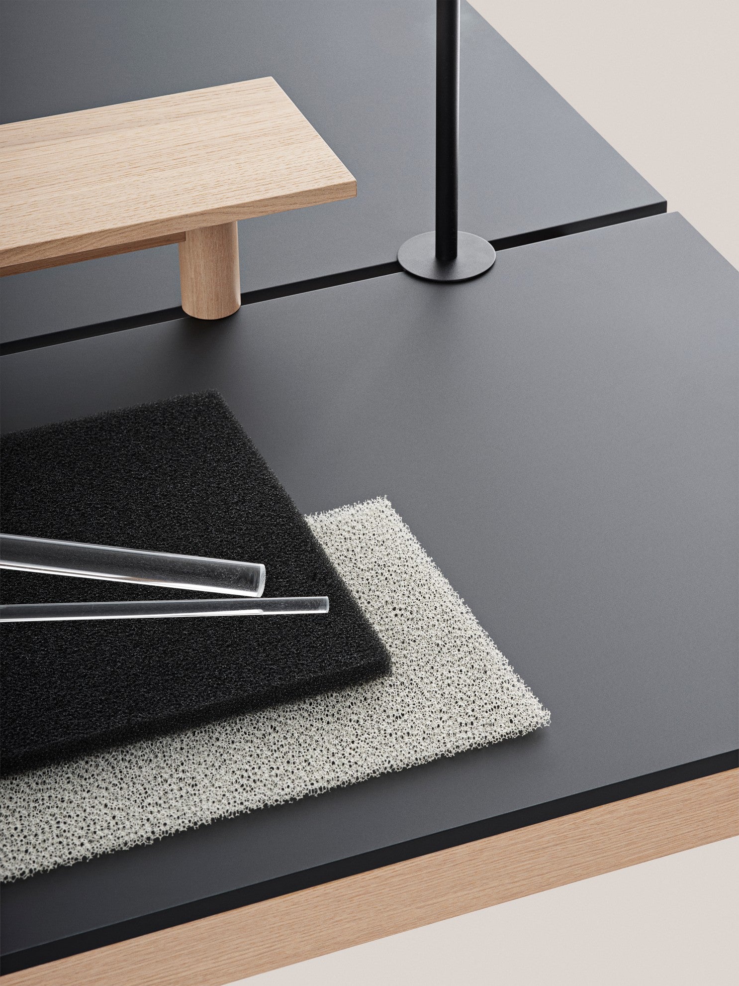 Bürotisch LINEAR SYSTEM - KONFIGURATION 2 in schwarzem Nanolaminat mit Eichenbasis