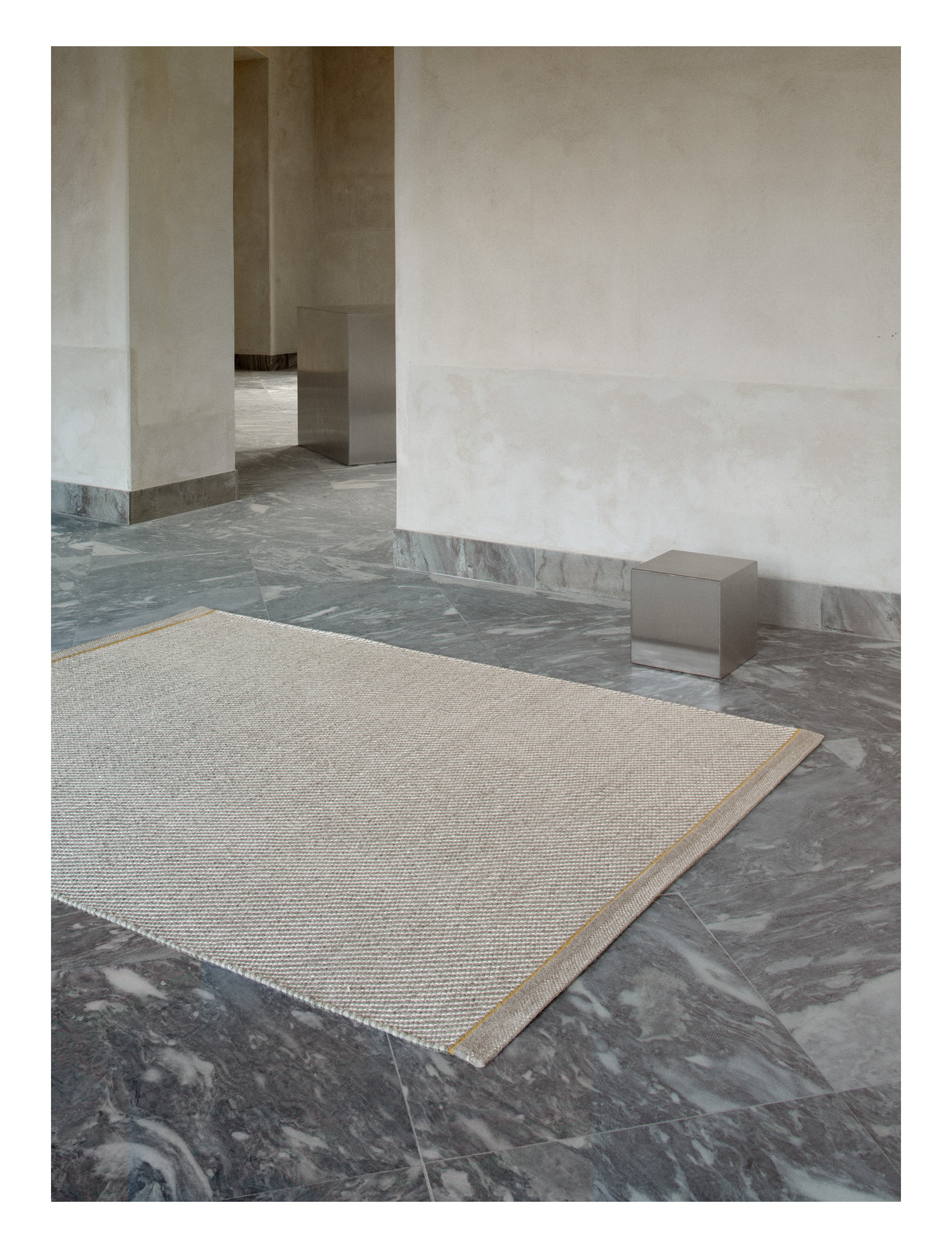 Teppich DAWN LIGHT grau mit senfgelbem Streifen