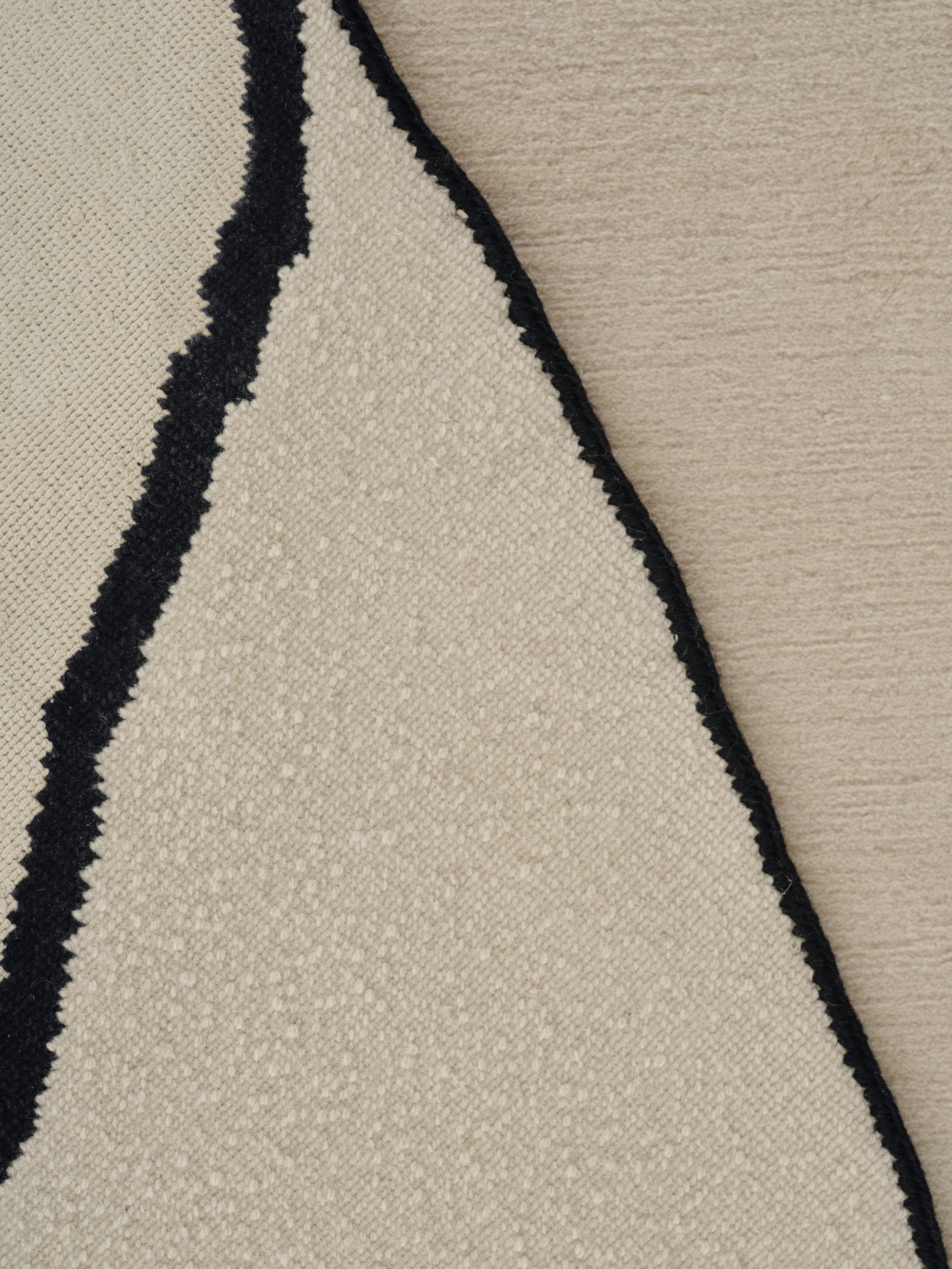 SLANTED SELF beige rug with black