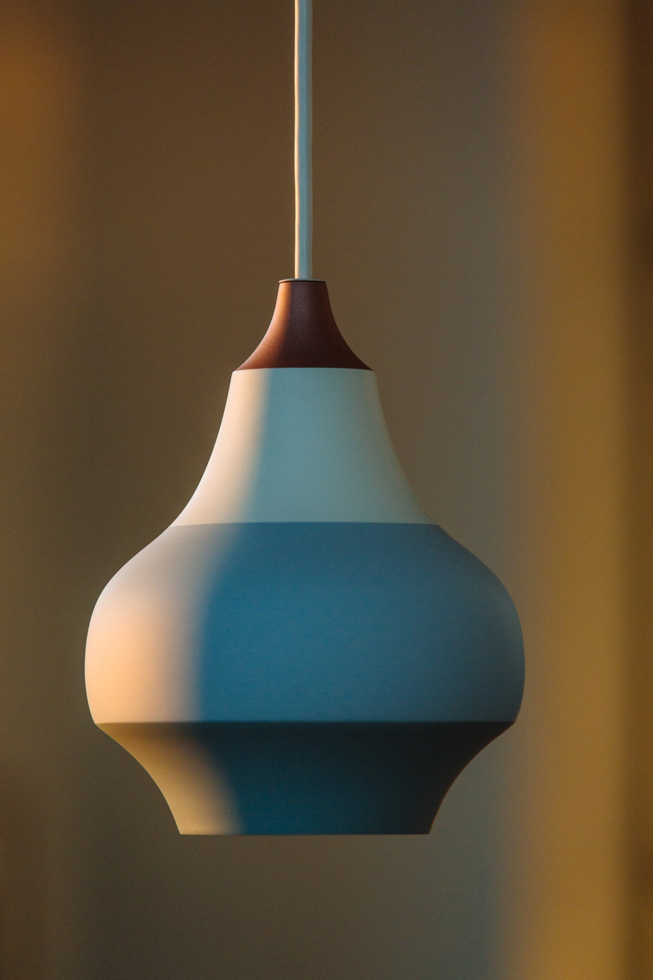 Pendant lamp CIRQUE white-blue with a copper tip