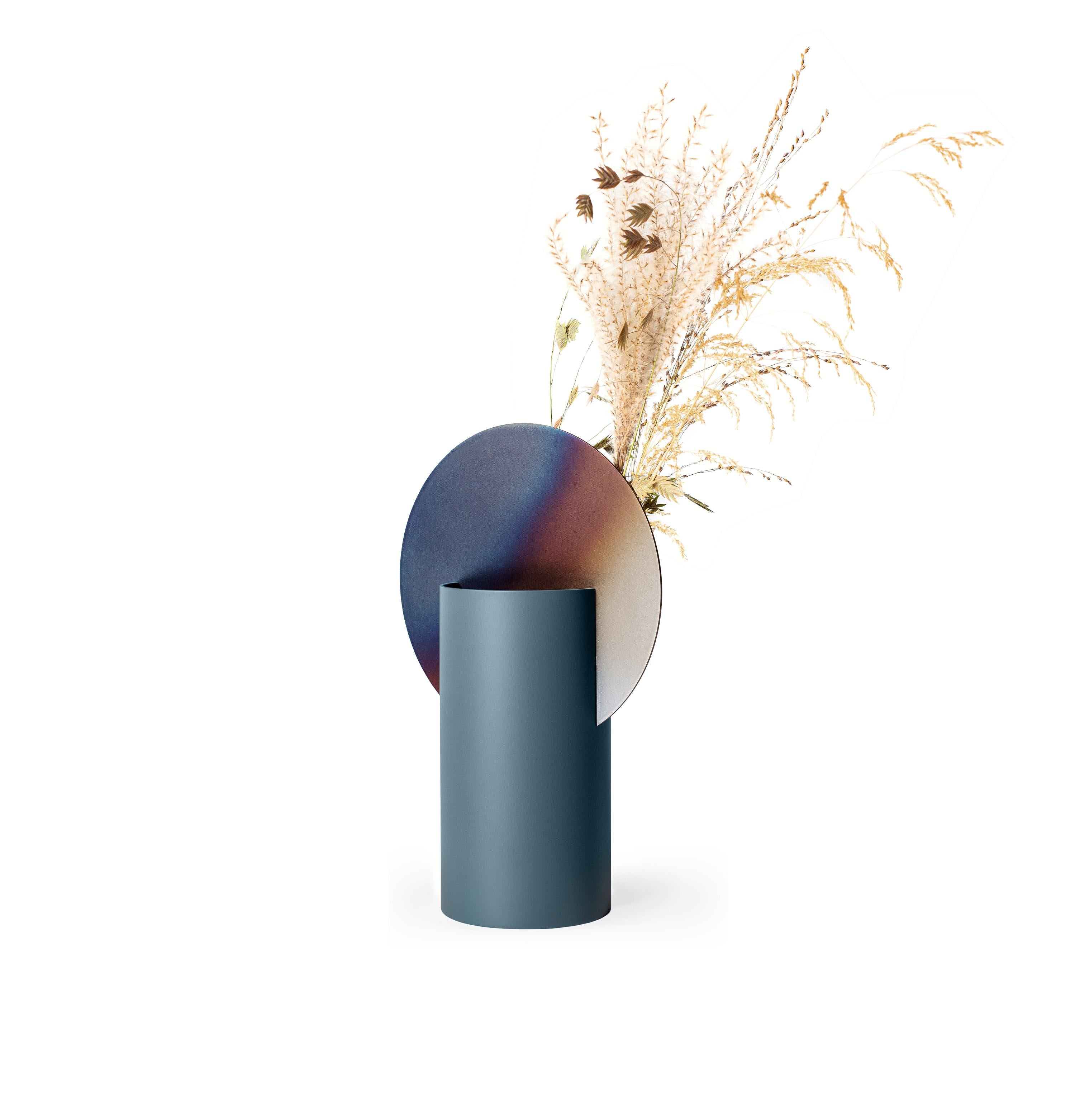 Vase MALEVICH - NUMMERIERTE EDITION blau mit brüniertem Stahl