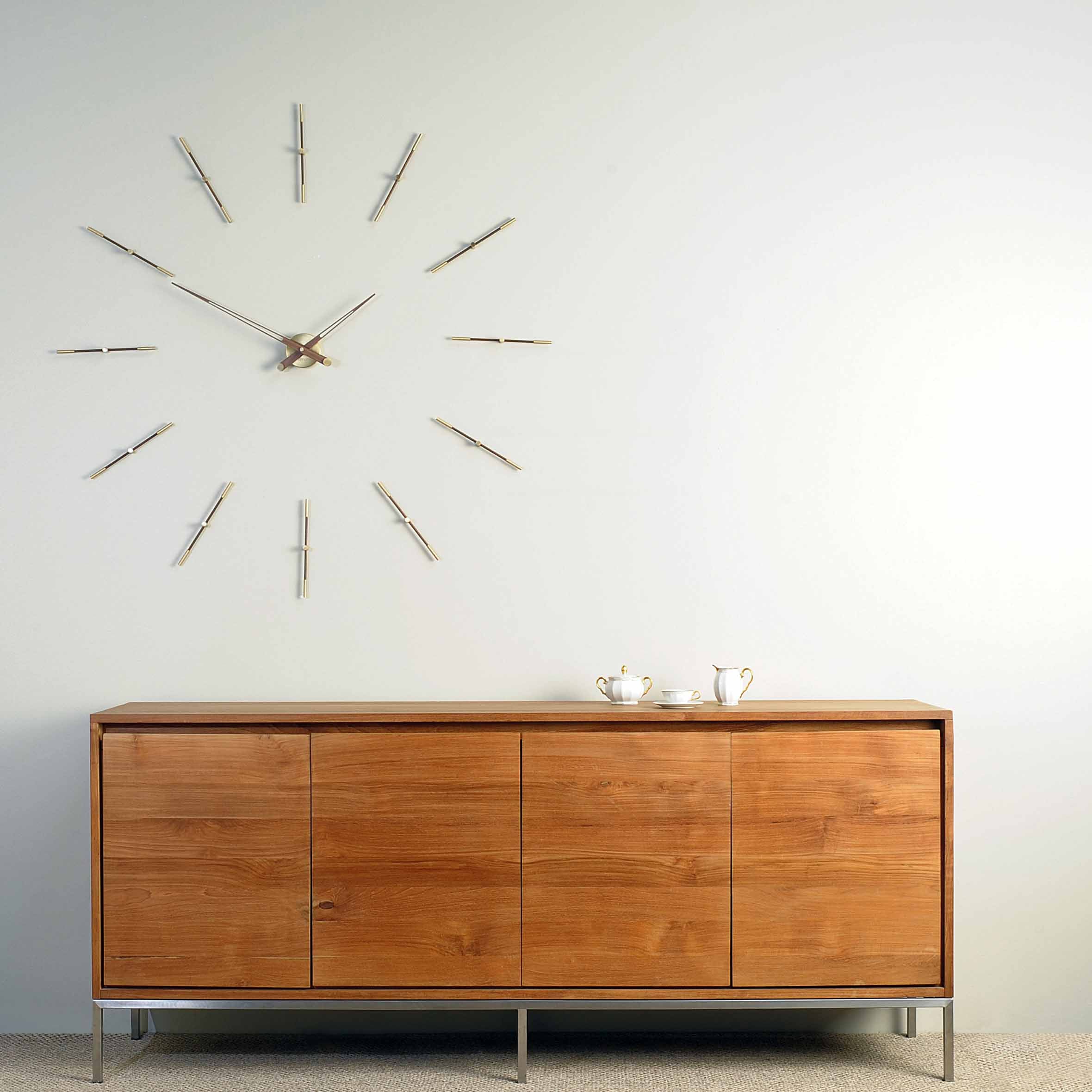 Wanduhr MERLIN aus Nussbaumholz mit messingfarbener Oberfläche