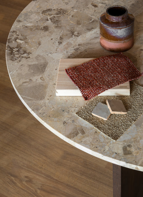 Round table ANDROGYNE beige marble with oak base