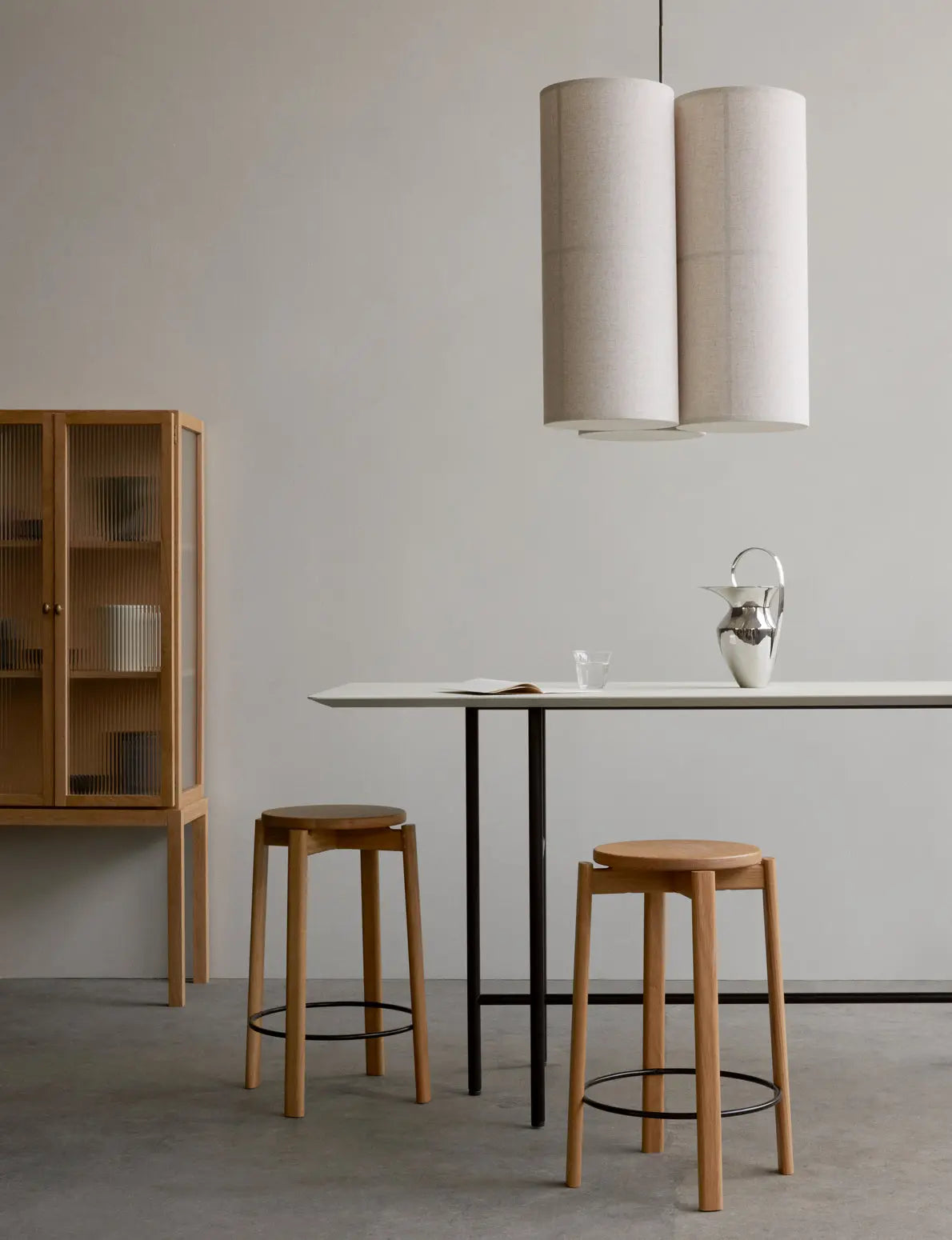 Hocker PASSAGE aus Eichenholz mit beigem Sitz