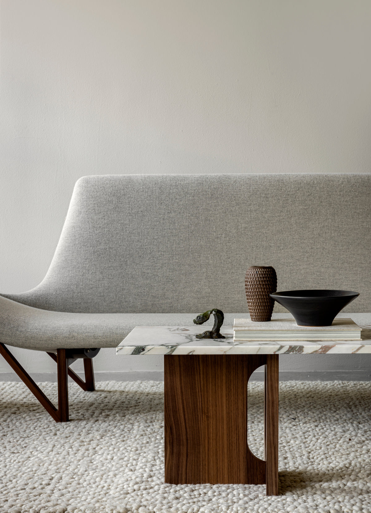 Sofa PAGODE szary z dębową podstawą