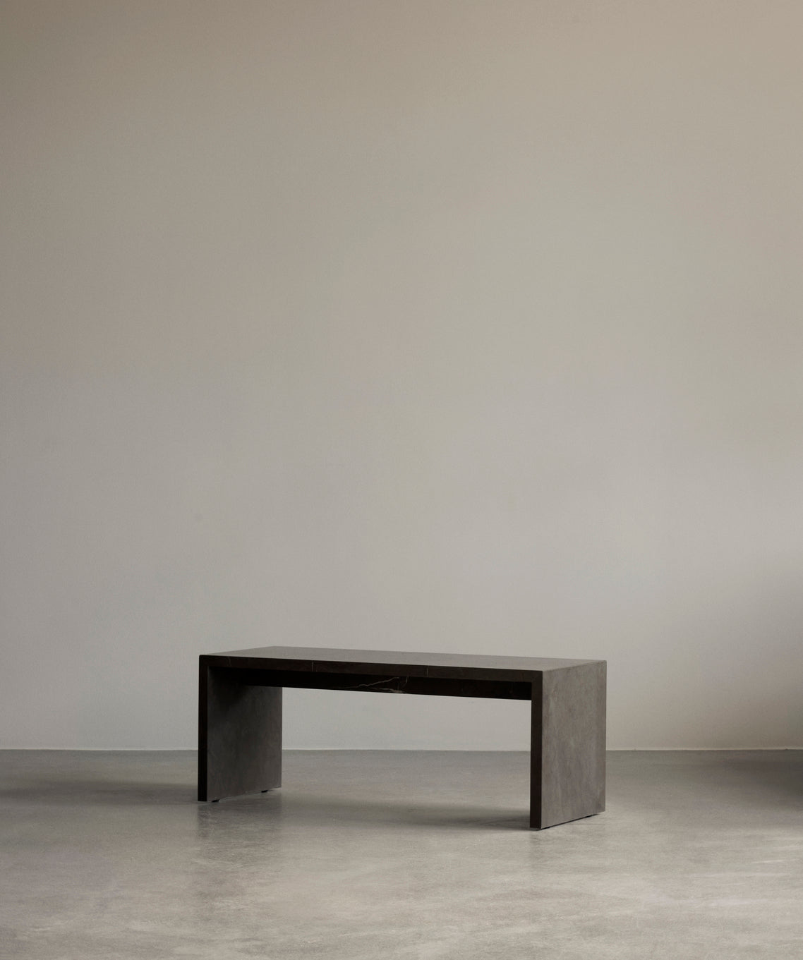 Couchtisch PLINTH BRIDGE grauer Marmor