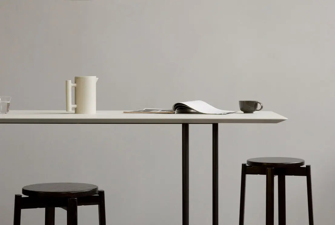 Hocker PASSAGE aus Eichenholz mit beigem Sitz