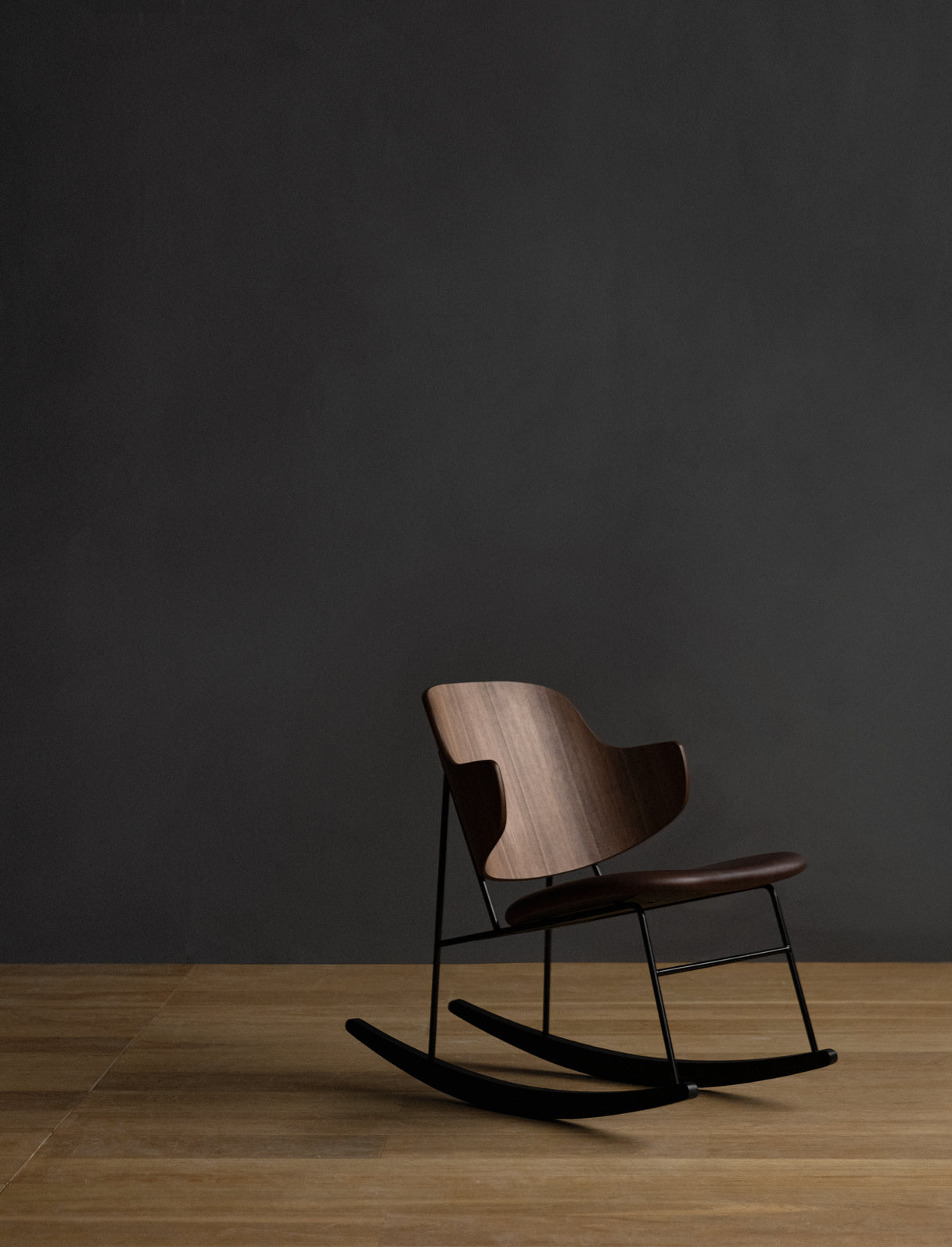 PENGUIN beige rocking chair