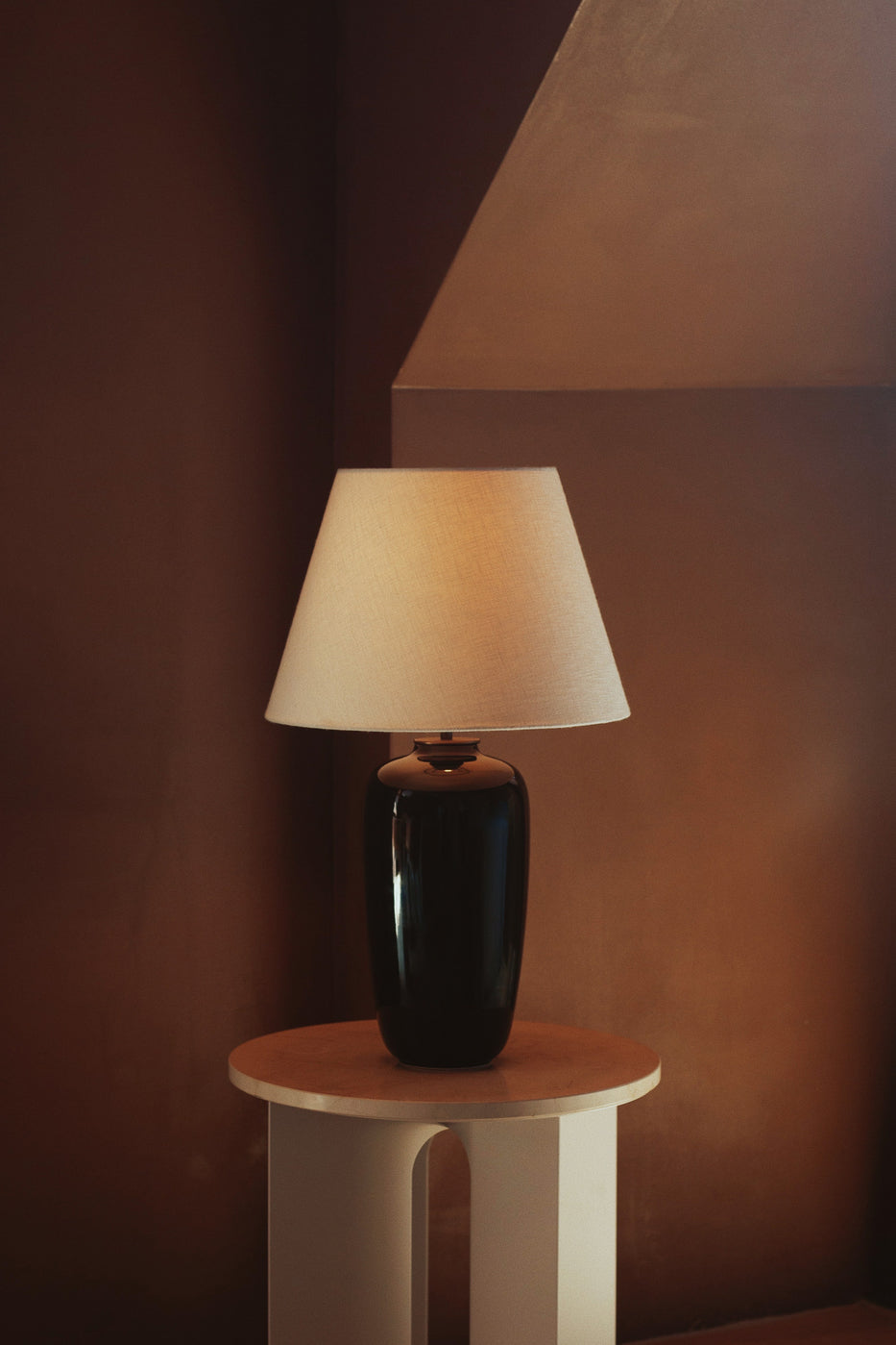 Tischlampe TORSO schwarze Keramik mit weißem Schirm