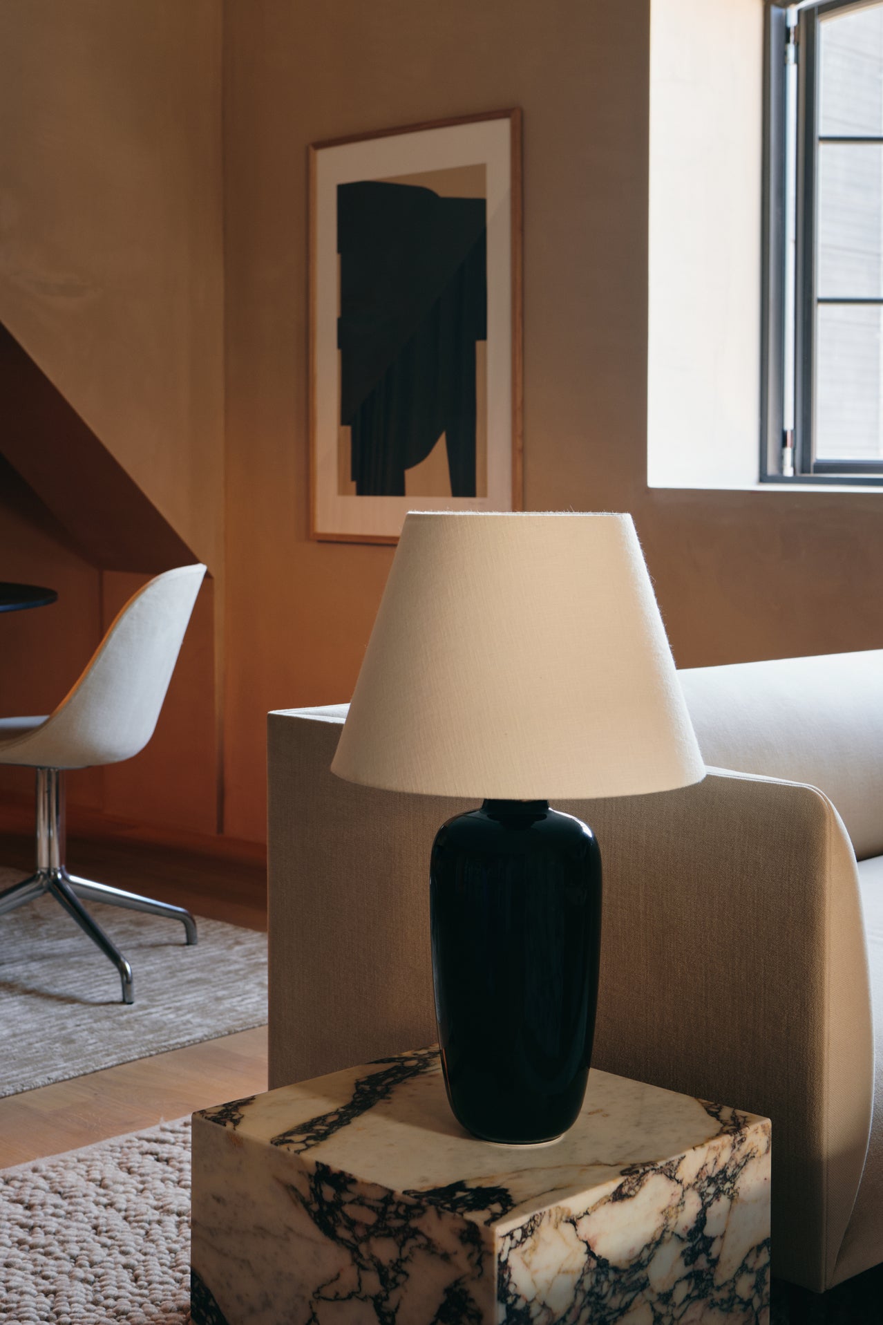 Tischlampe TORSO schwarze Keramik mit weißem Schirm