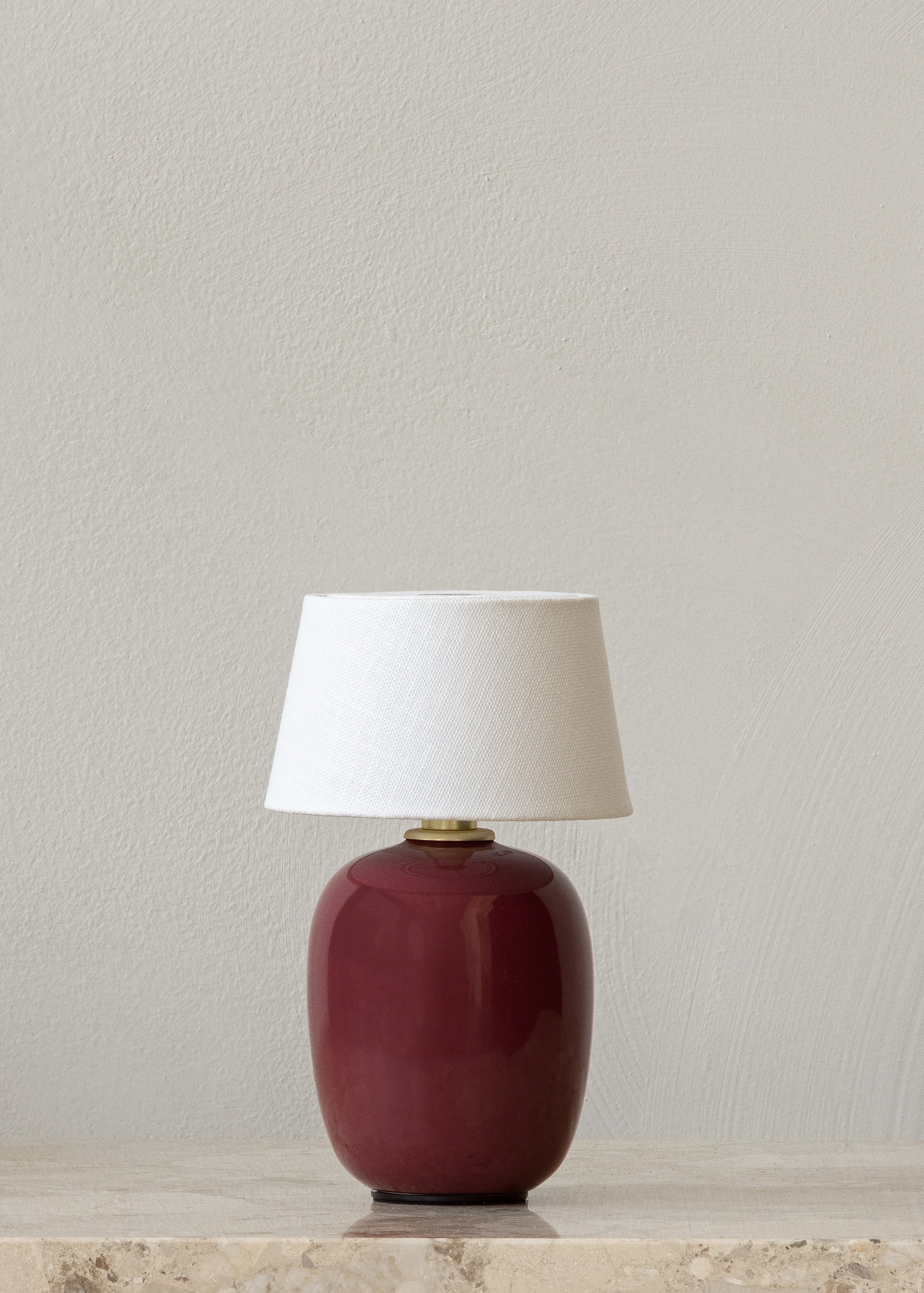 Tragbare Lampe TORSO bordeaux Keramik mit weißem Schirm