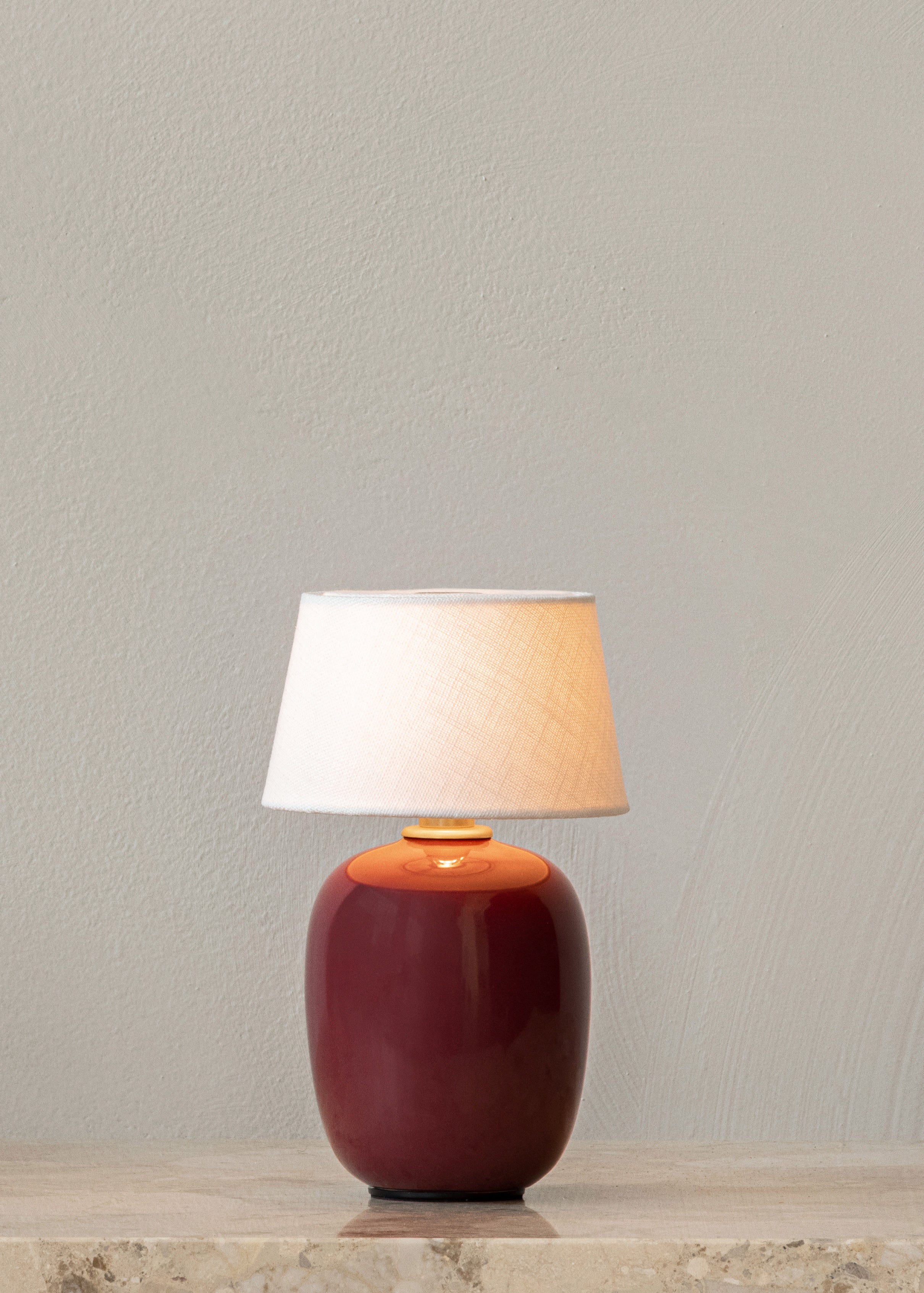 Tragbare Lampe TORSO bordeaux Keramik mit weißem Schirm