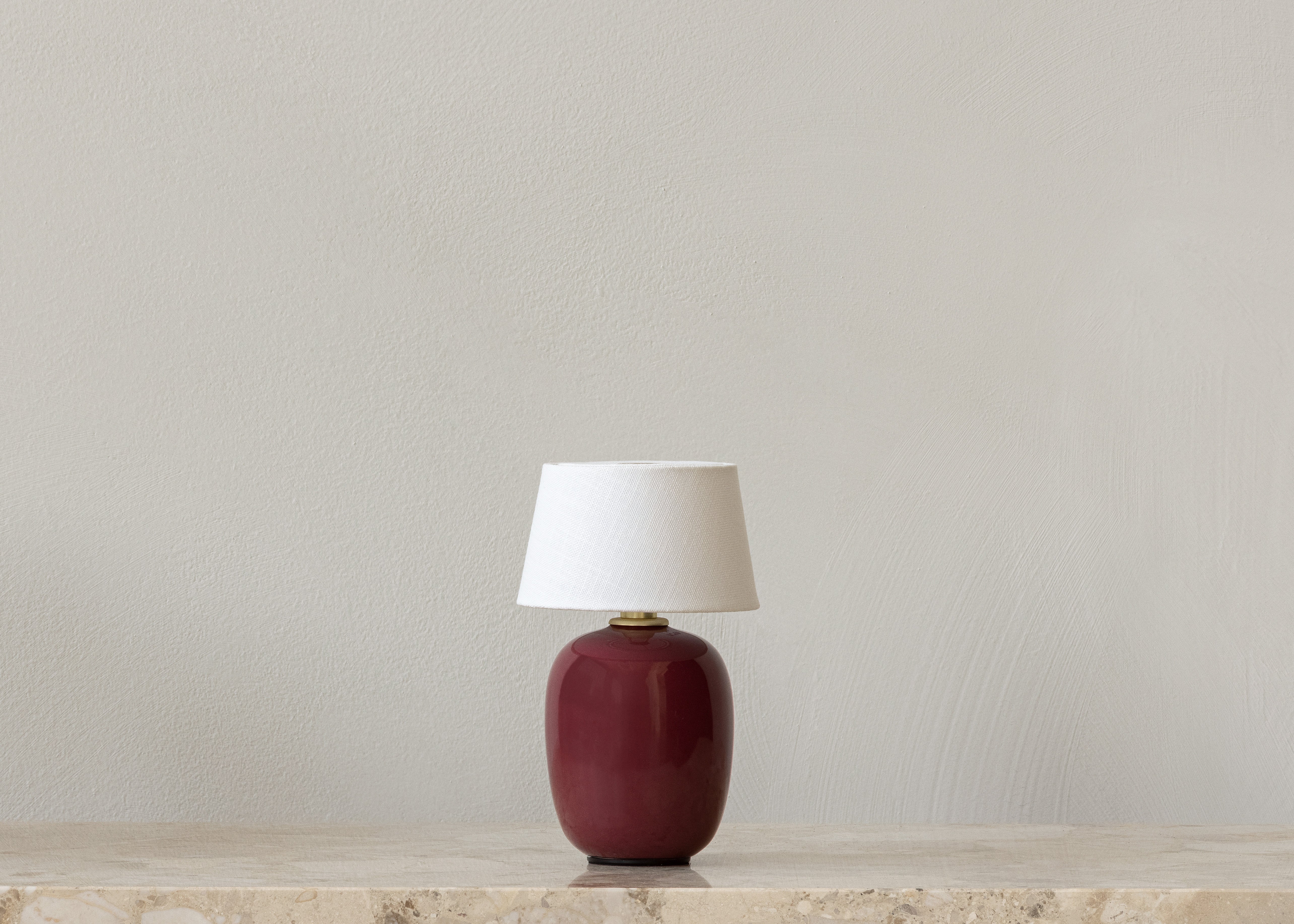 Tragbare Lampe TORSO bordeaux Keramik mit weißem Schirm