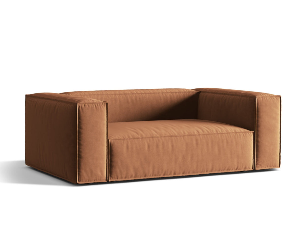 Sofa aksamitna 2-osobowa NURIA miodowy – ujęcie boczne