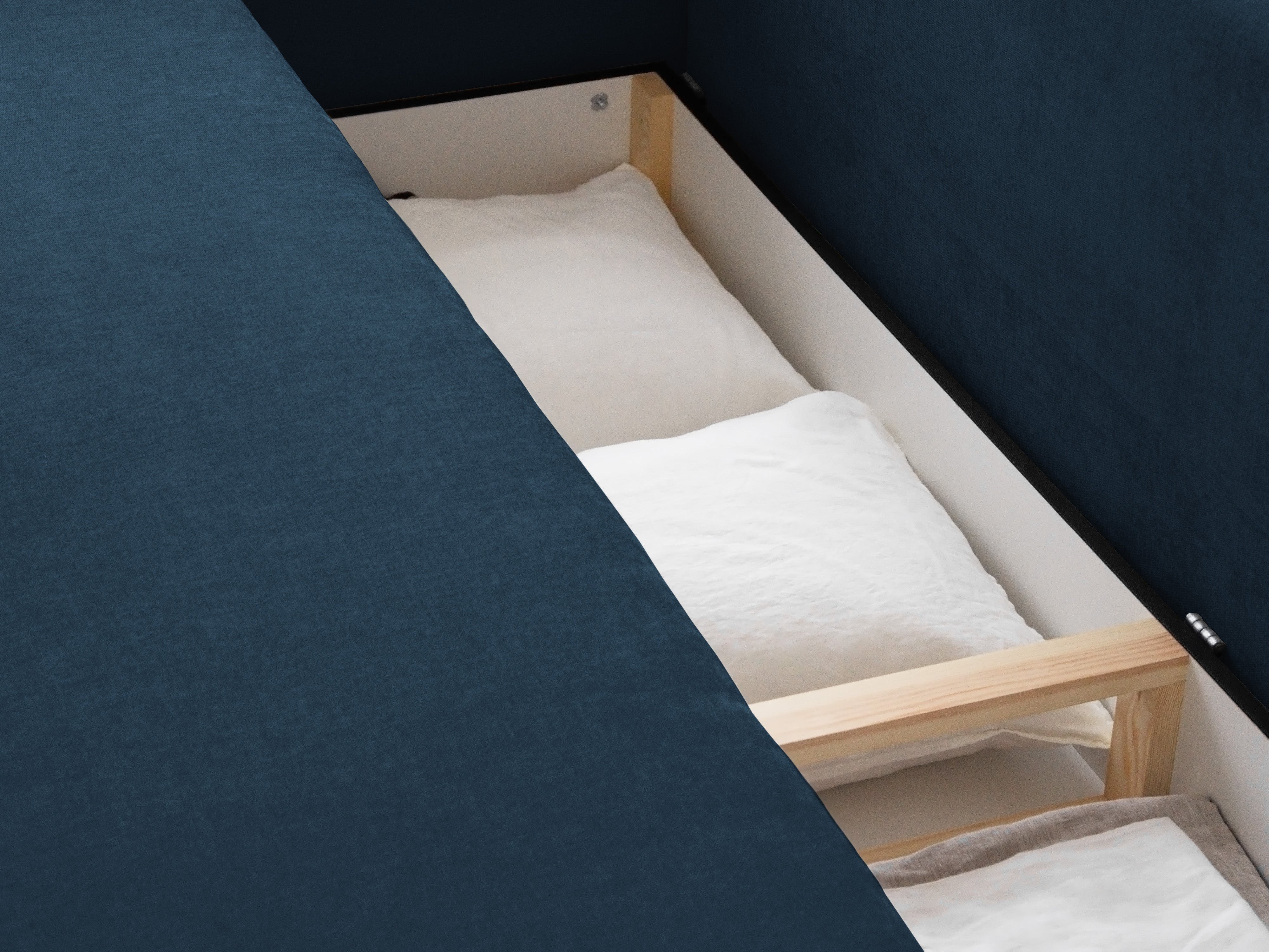 Sofa mit Schlaffunktion ELEN in marineblauem Chenille