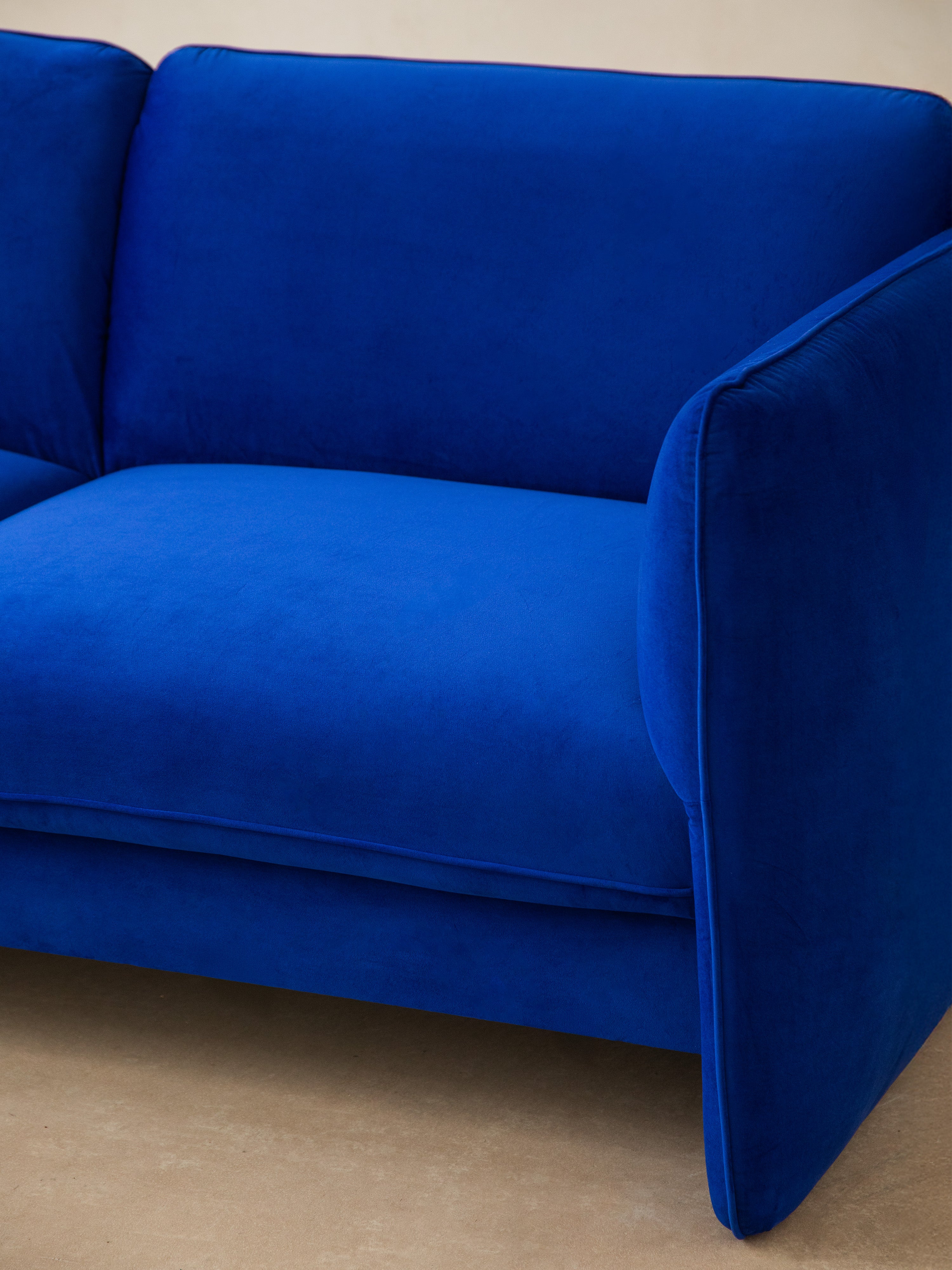 Sofa aksamitna 2-osobowa GEORGIA migdałowy beż