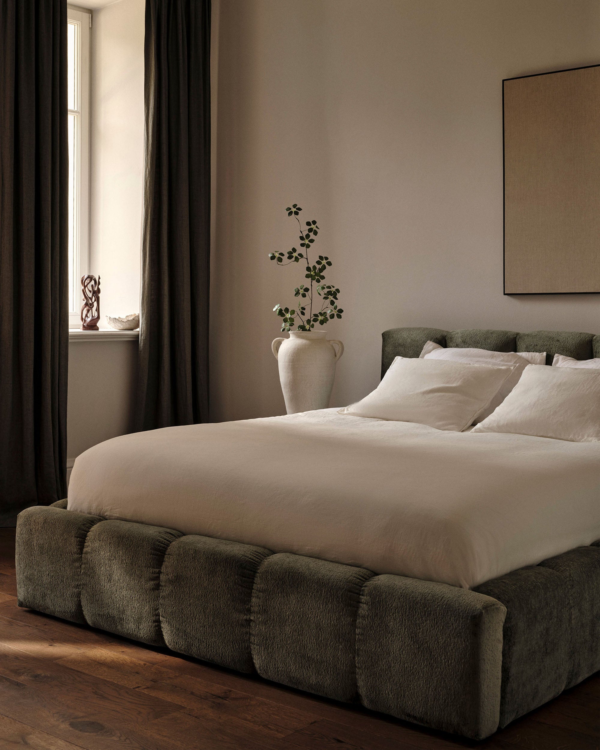 Samtbett mit Bettkasten LUPINE sandfarben